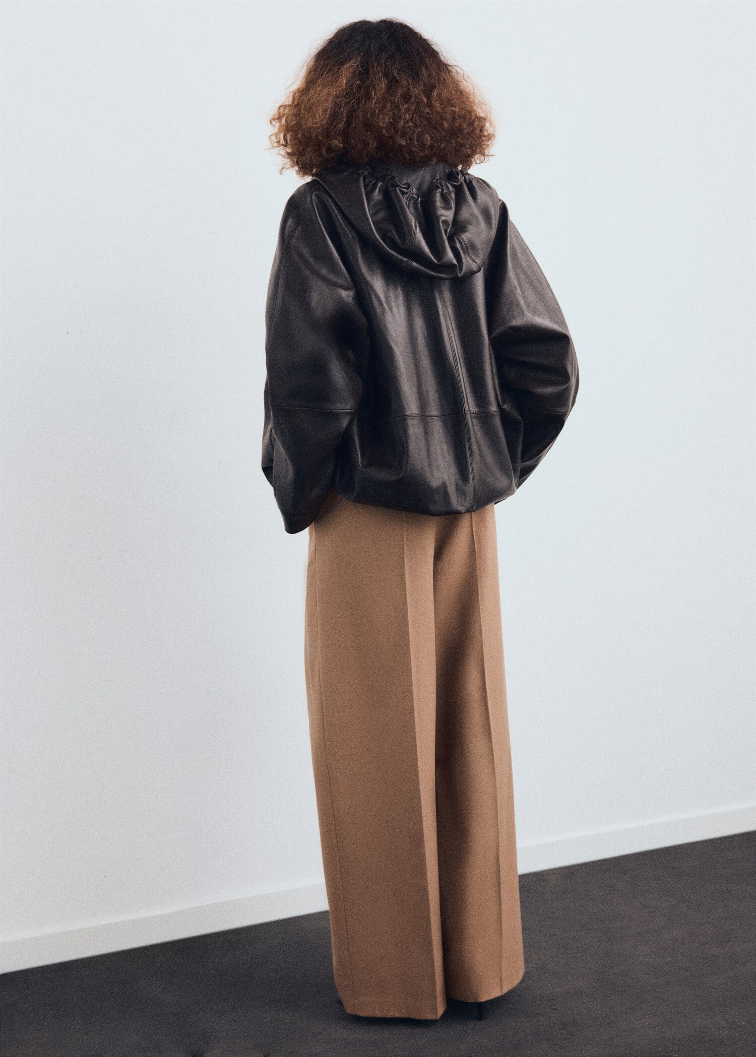 Straight-leg pleated trousers with front fly - Reverse of the article