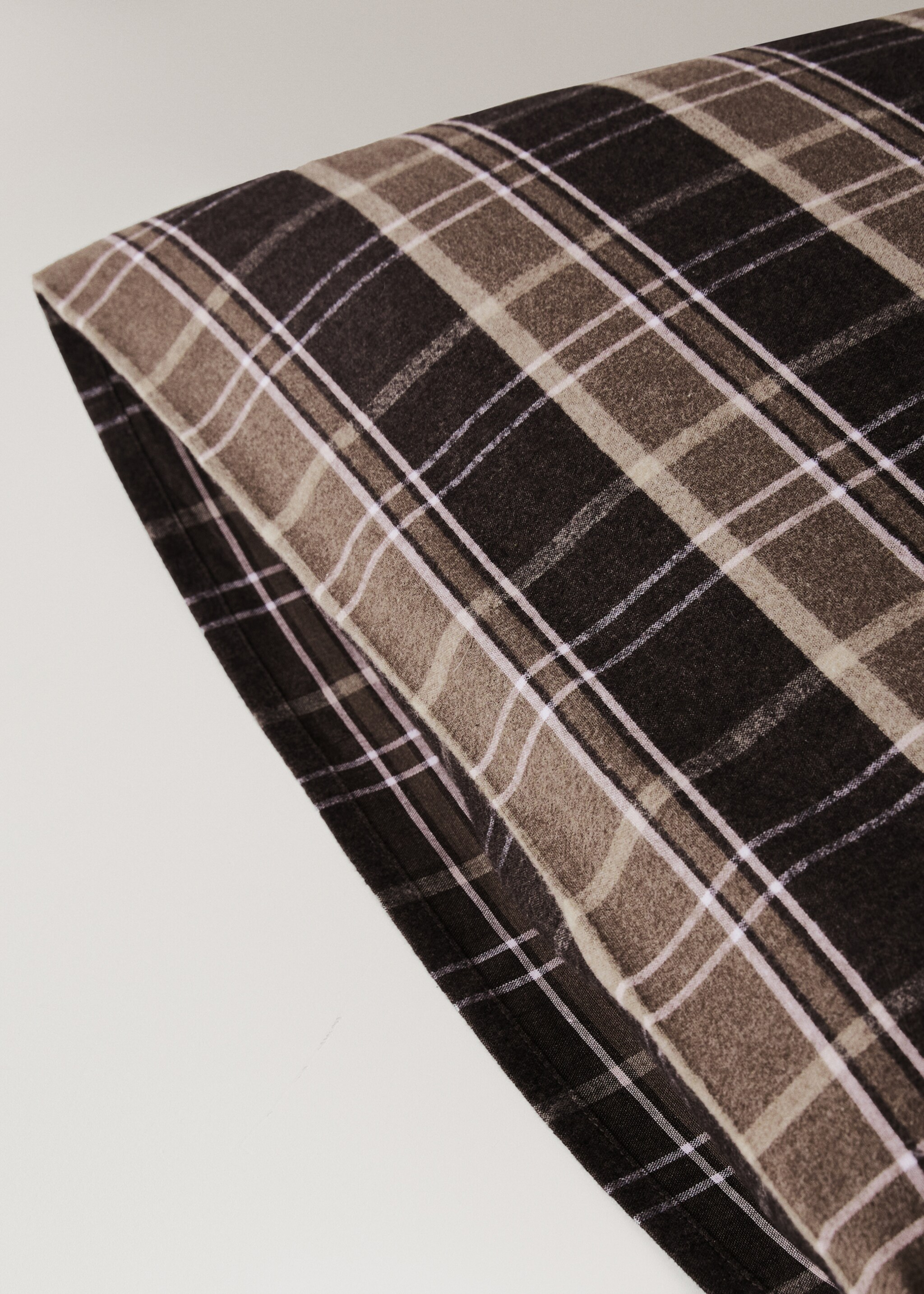 Flannel cotton melange-yarn pillowcase with check pattern 60x60 cm - Details of the article 2, Brown. Ref: 17018280-00.