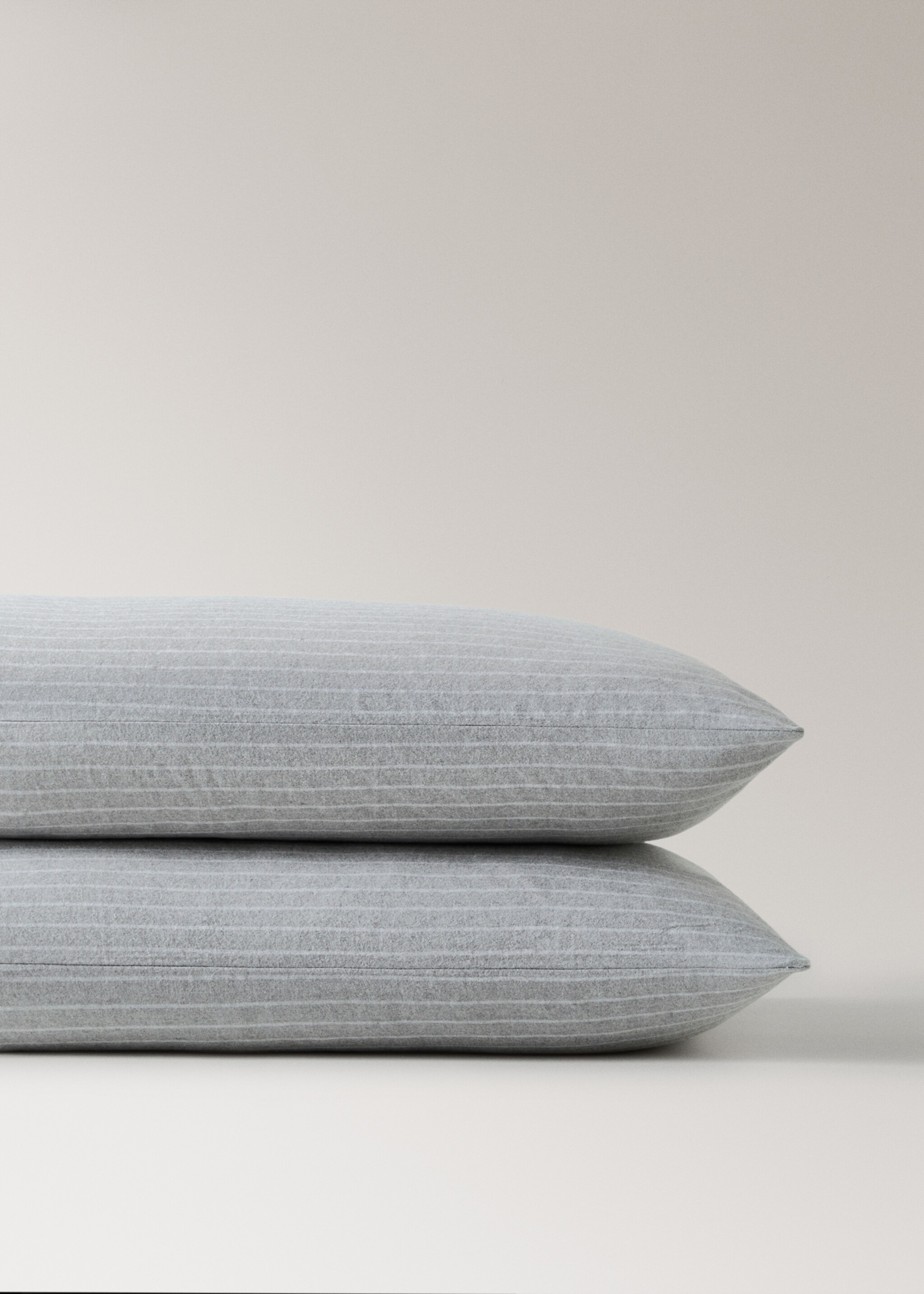 Melange cotton flannel pillowcase with fine-striped yarn 50x75cm - Details of the article 1, Grey. Ref: 17018282-00.
