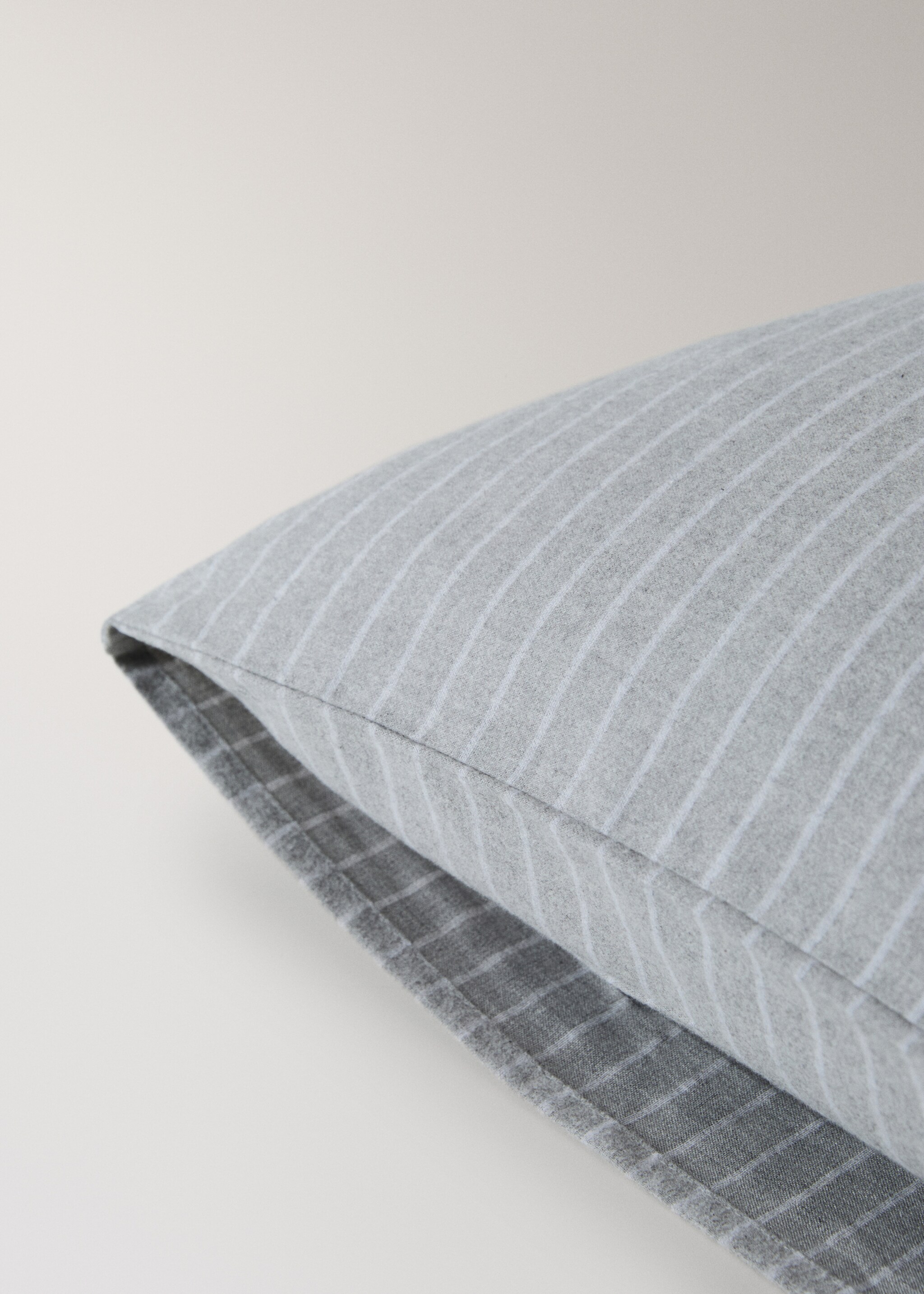 Melange cotton flannel pillowcase with fine-striped yarn 50x75cm - Details of the article 2, Grey. Ref: 17018282-00.