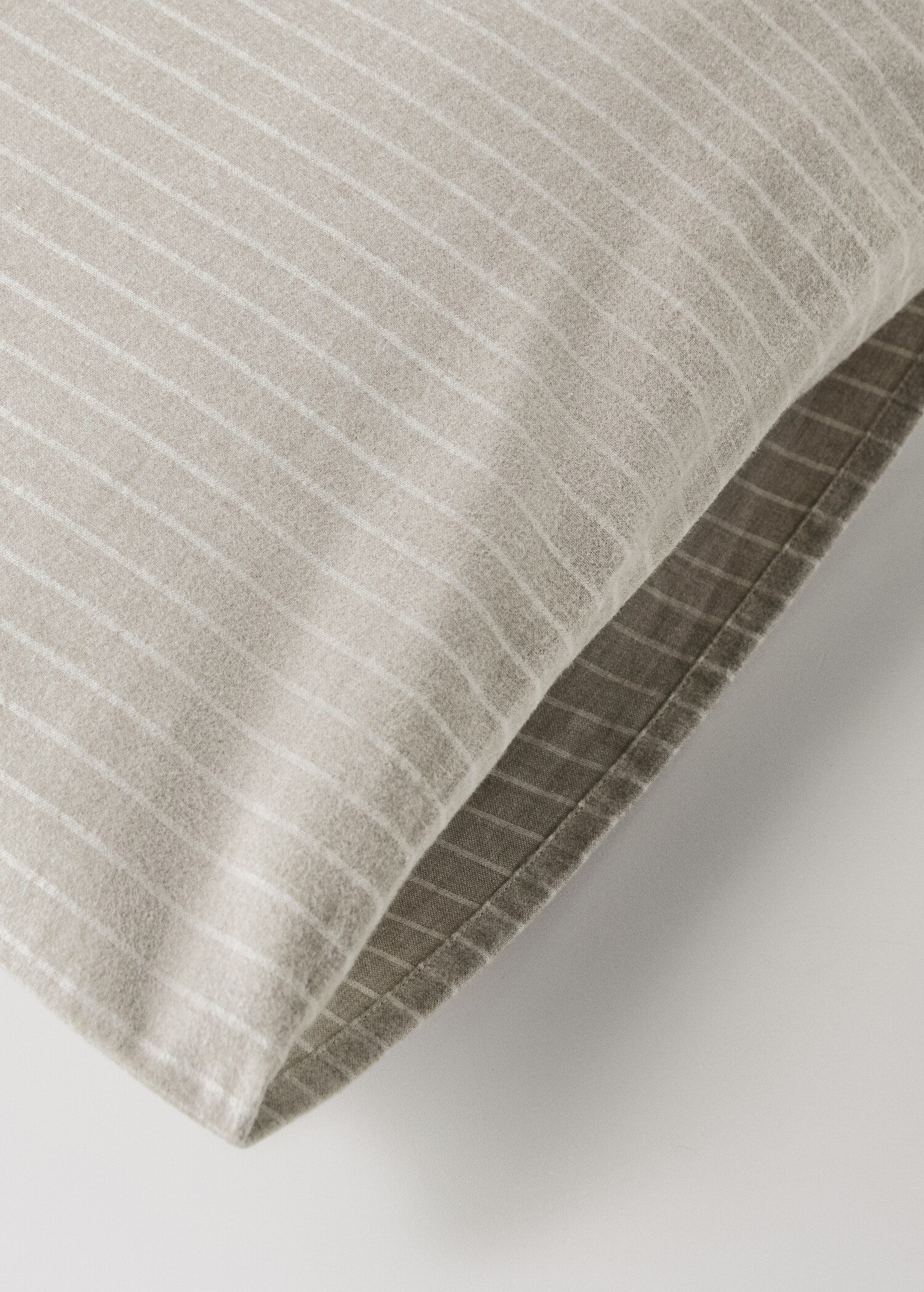 Kissenbezug aus Baumwollflanell mit Melange-Garn und feinen Streifen, 60x60cm - Detail des Artikels 3