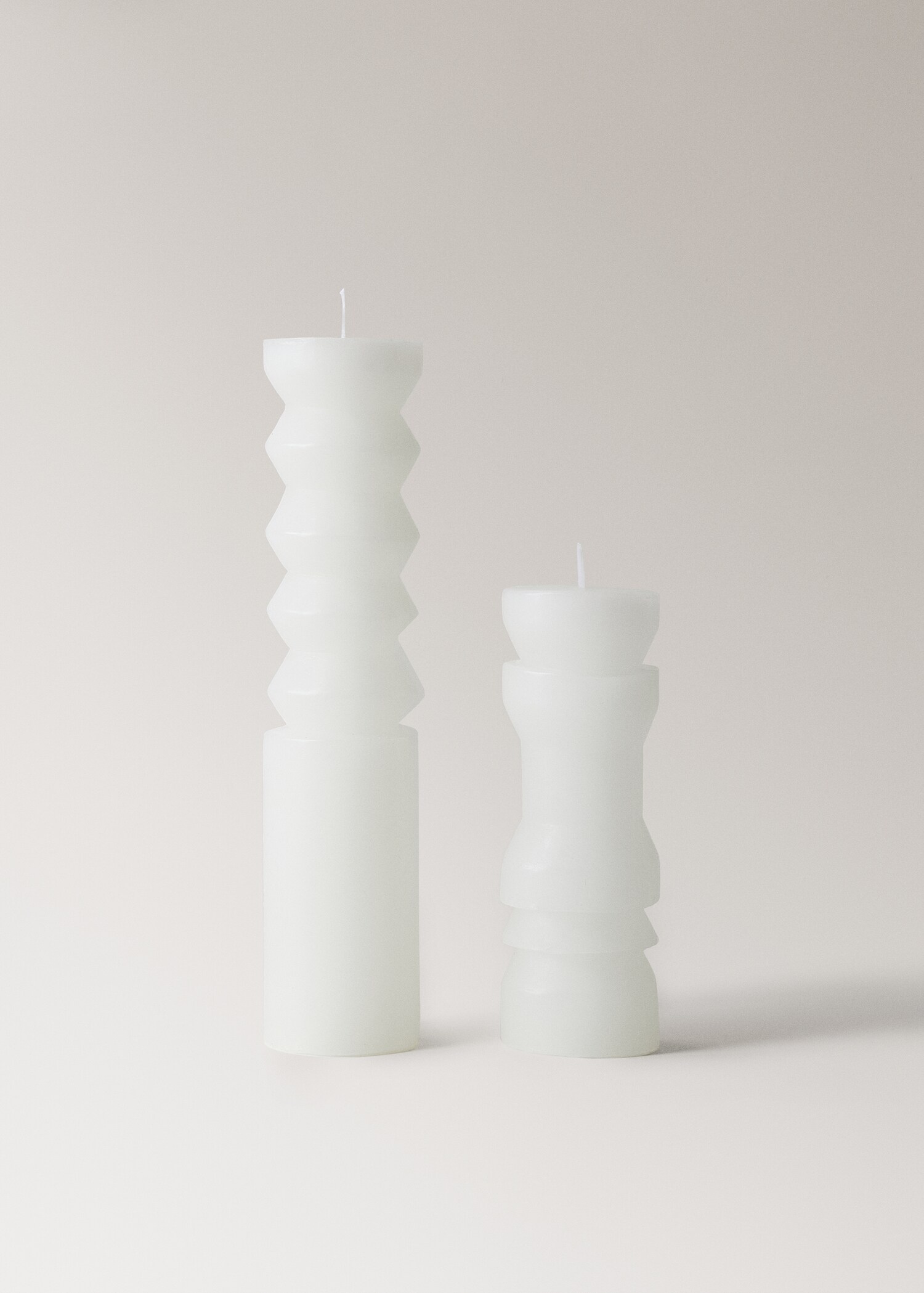 Tall sculptural candle - Details of the article 3