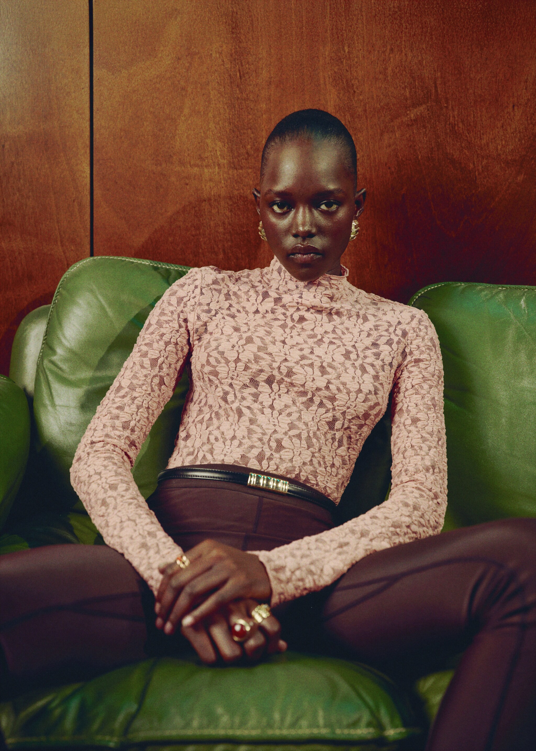 T-shirt dentelle col montant - Détail de l'article 2, Nude. Ref: 17019110-00.