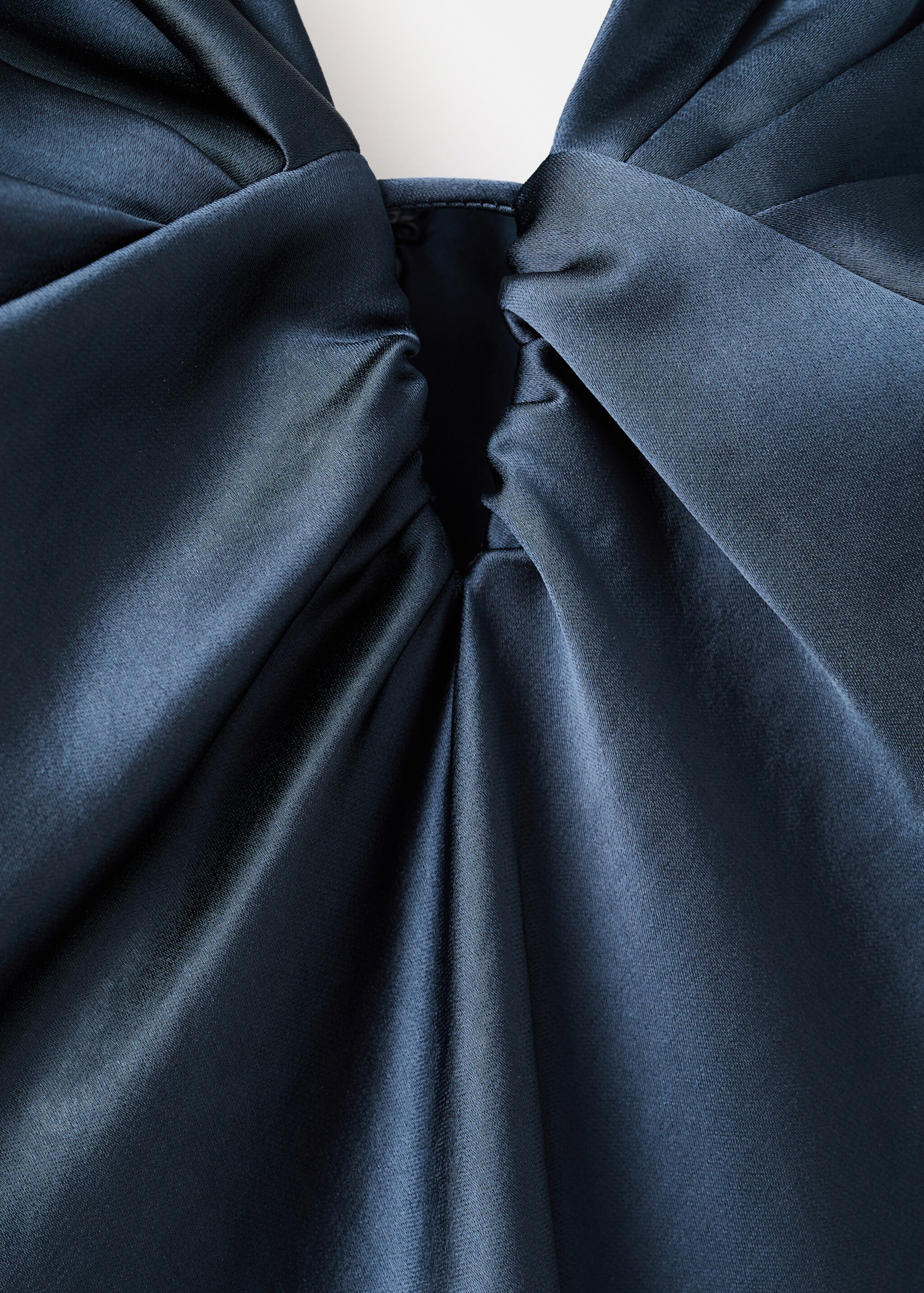 V-neck satin dress - Details of the article 8, Night Blue. Ref: 17019113-00.