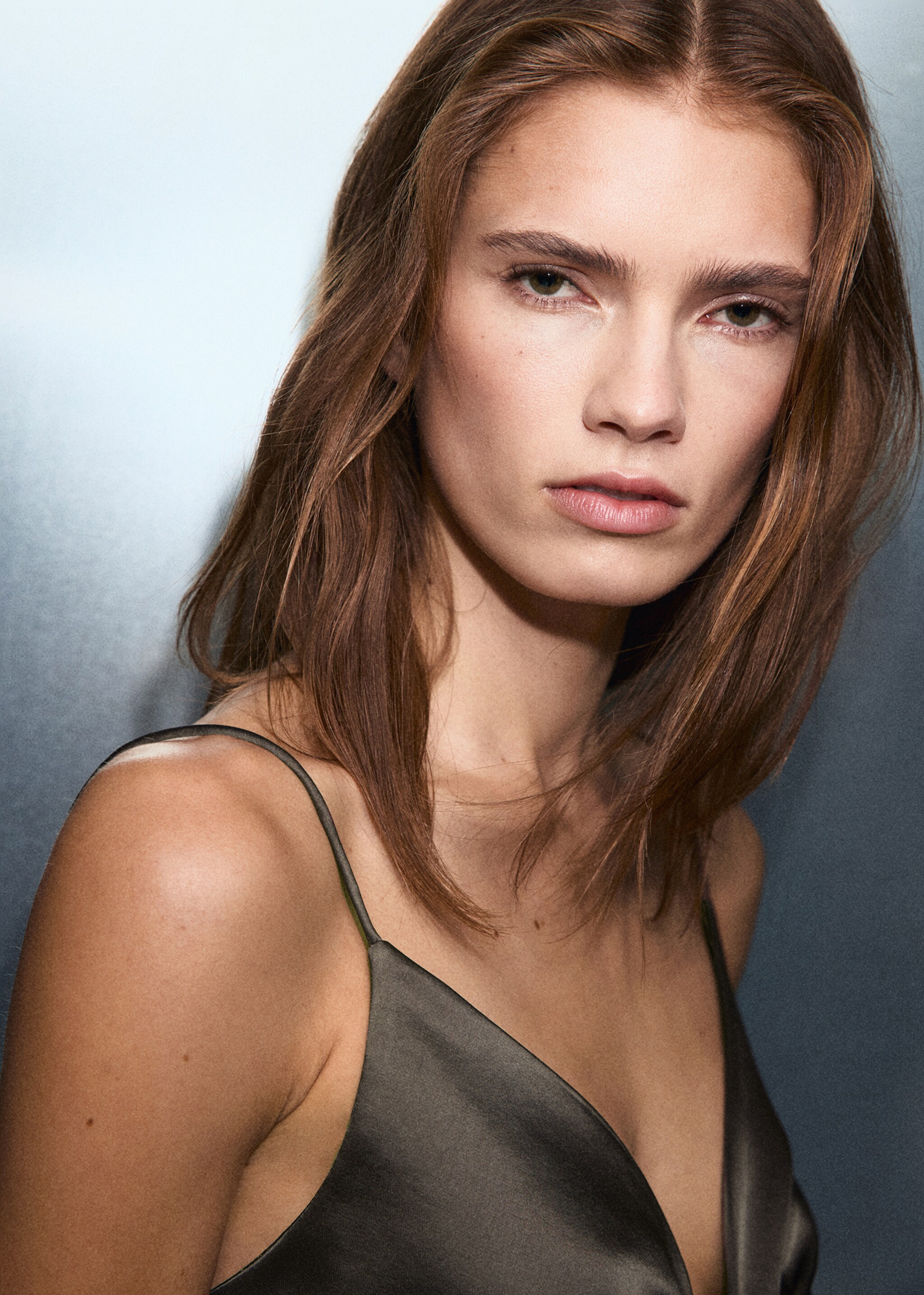 V-neck satin dress - Details of the article 1, Mink Grey. Ref: 17019113-00.
