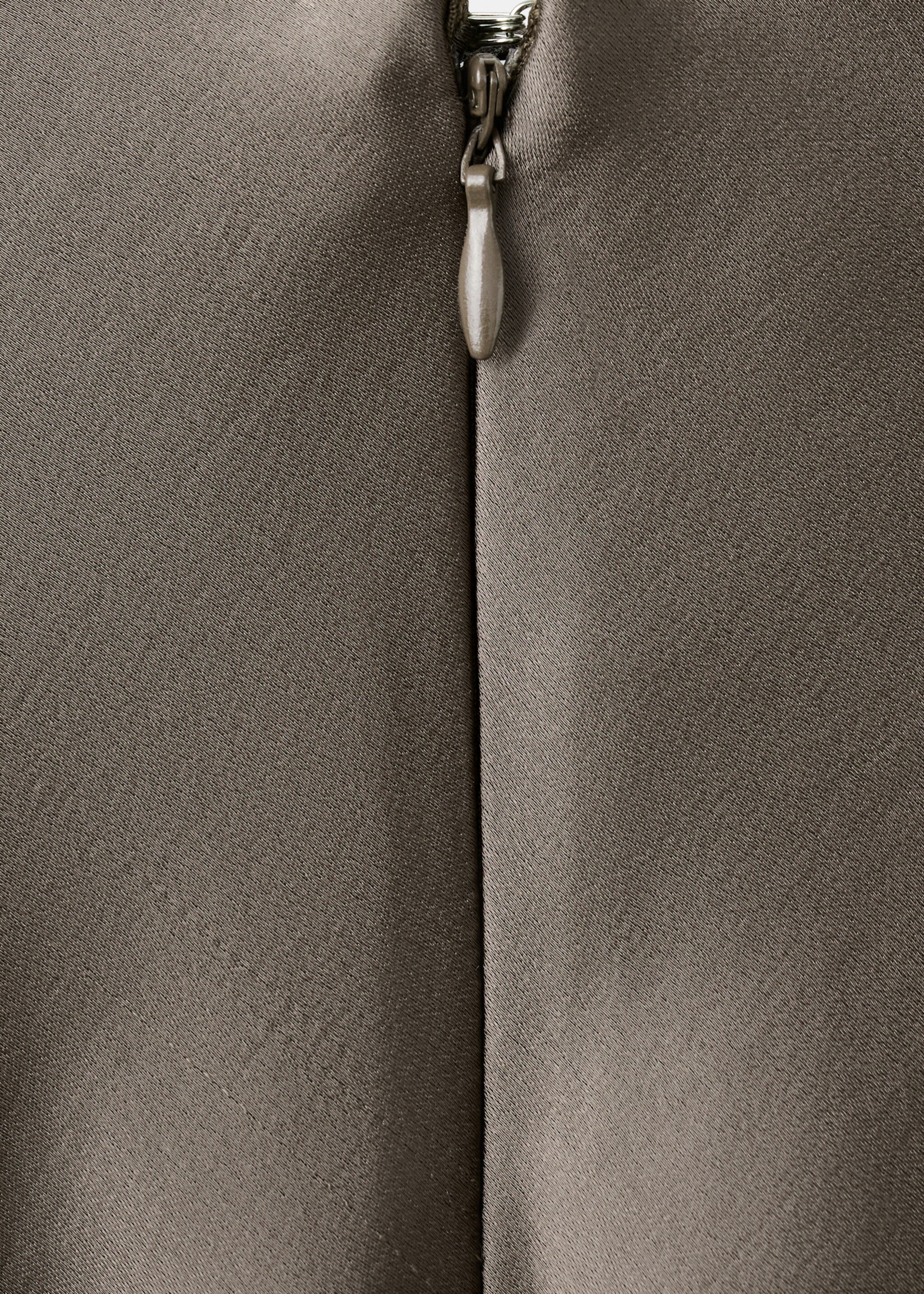 V-neck satin dress - Details of the article 8, Mink Grey. Ref: 17019113-00.