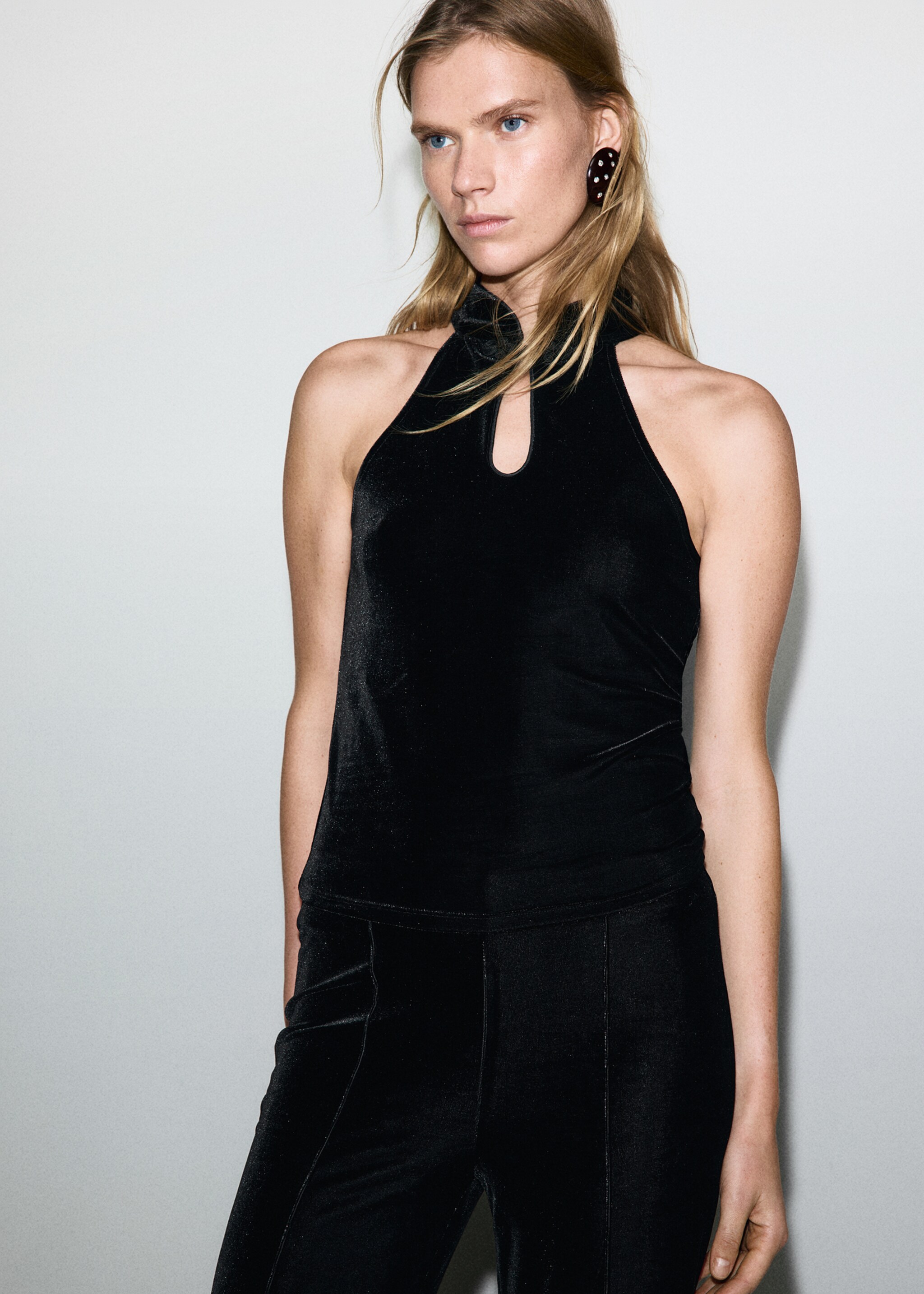 Halter neck velvet top with alamar - رؤية وسط, أسود. Ref: 17019116-00.