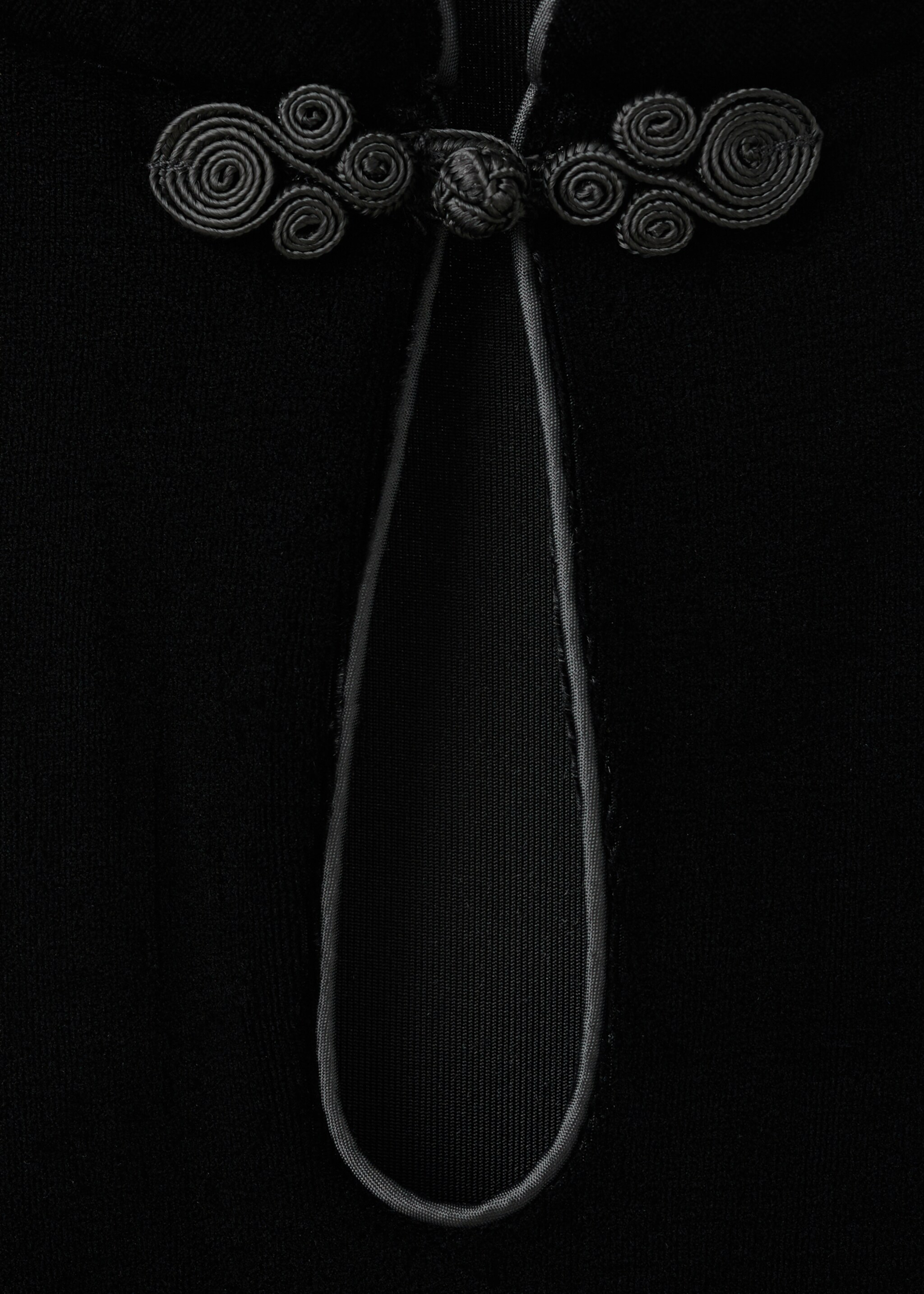 Halter neck velvet top with alamar - تفاصيل المنتج 8, أسود. Ref: 17019116-00.