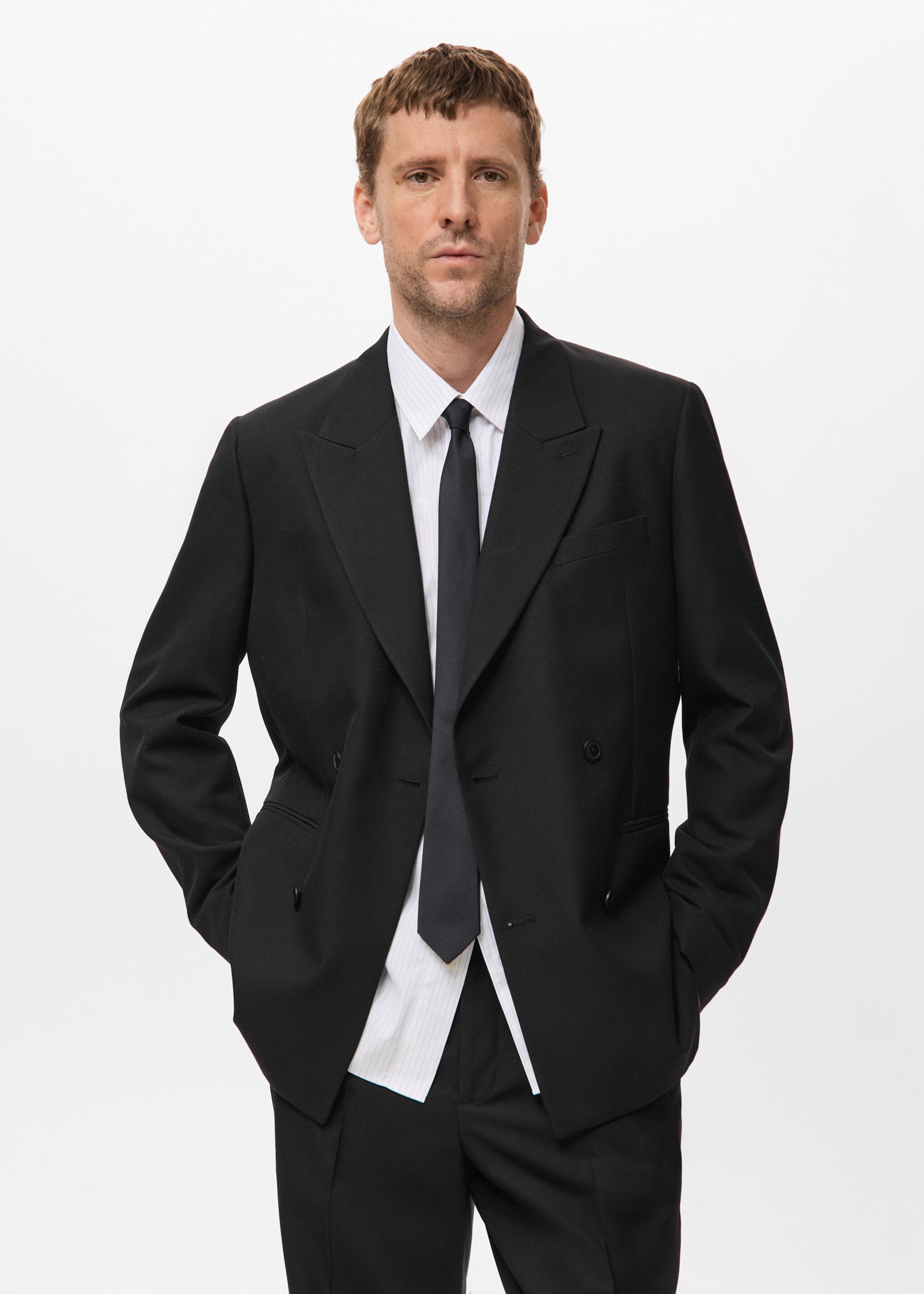 بليزر مزدوج الصدر بقصة عادية ريجولار فيت - رؤية وسط, أسود. Ref: 17019606-00.