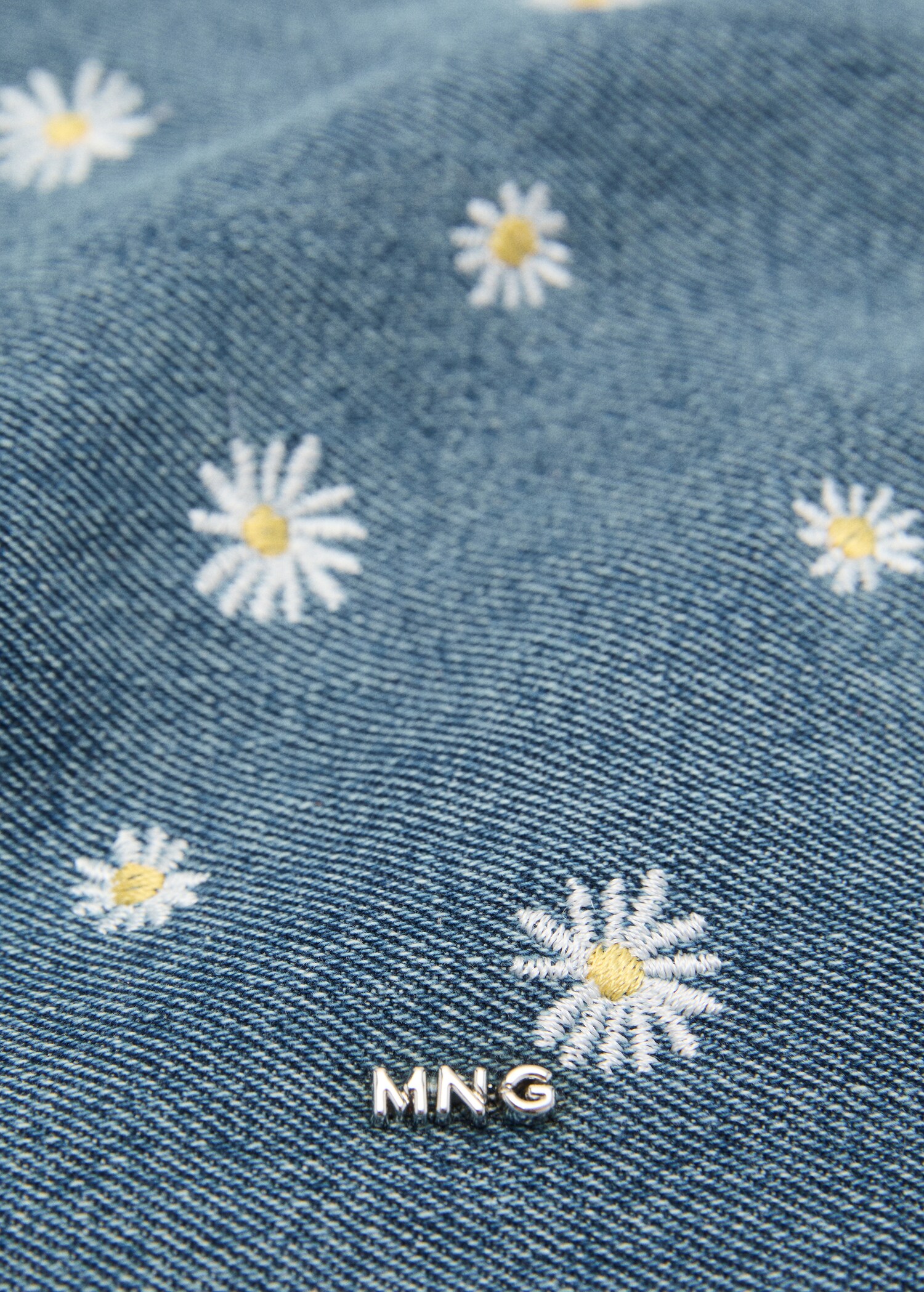 Denim toiletry bag embroidered with flowers - Details of the article 2