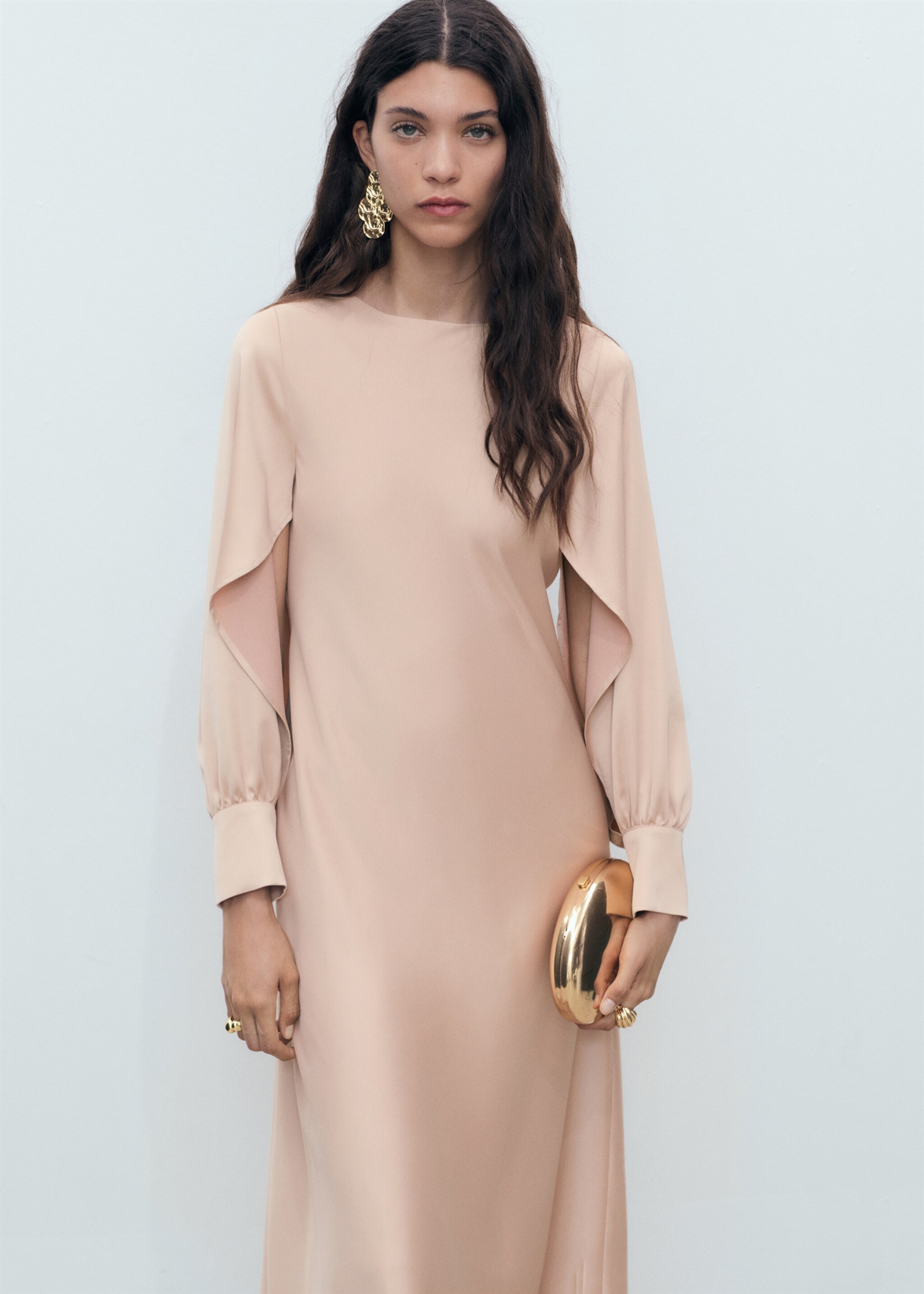 Robe satinée ouverture aux manches - Plan moyen