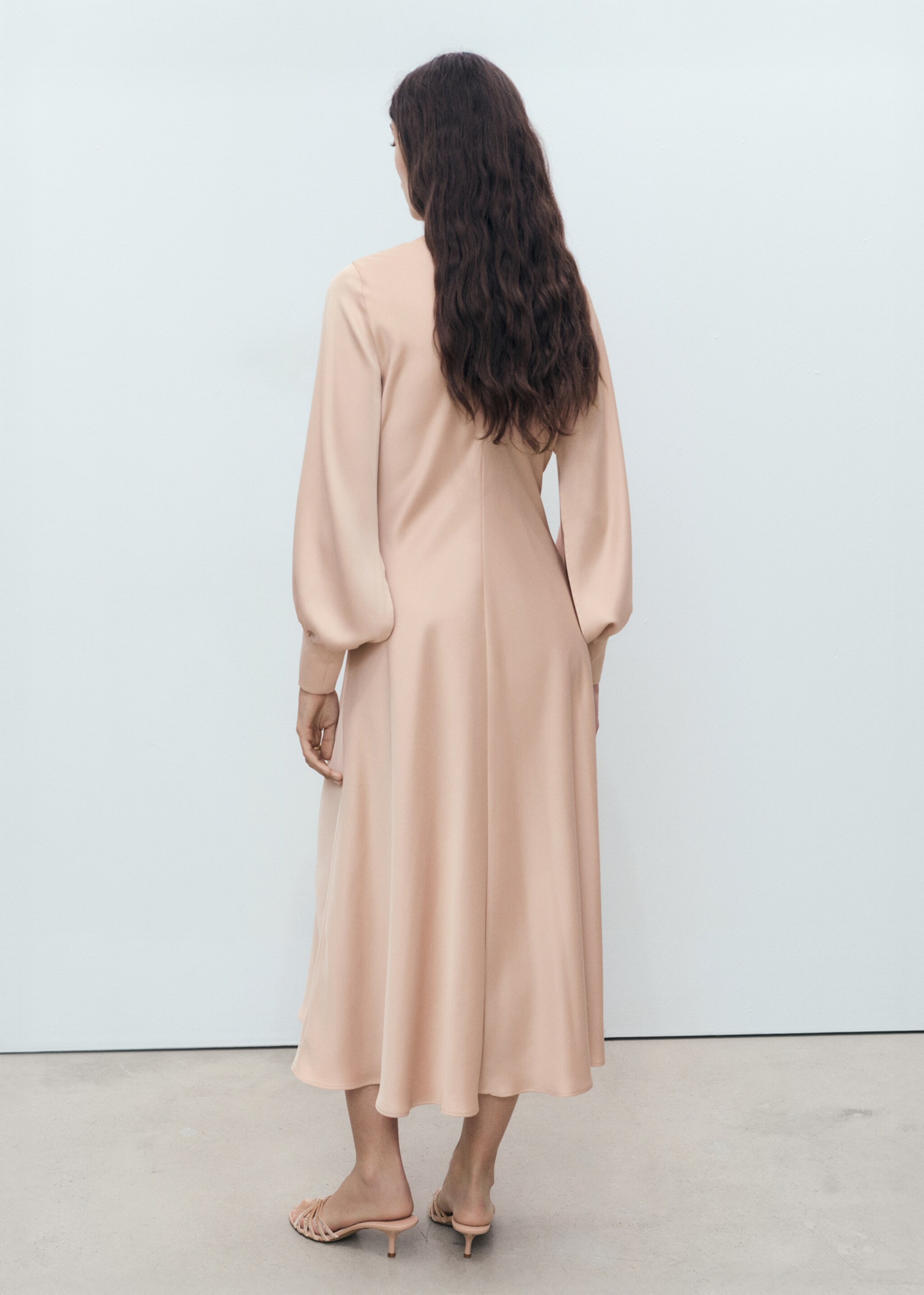 Robe satinée ouverture aux manches - Verso de l’article