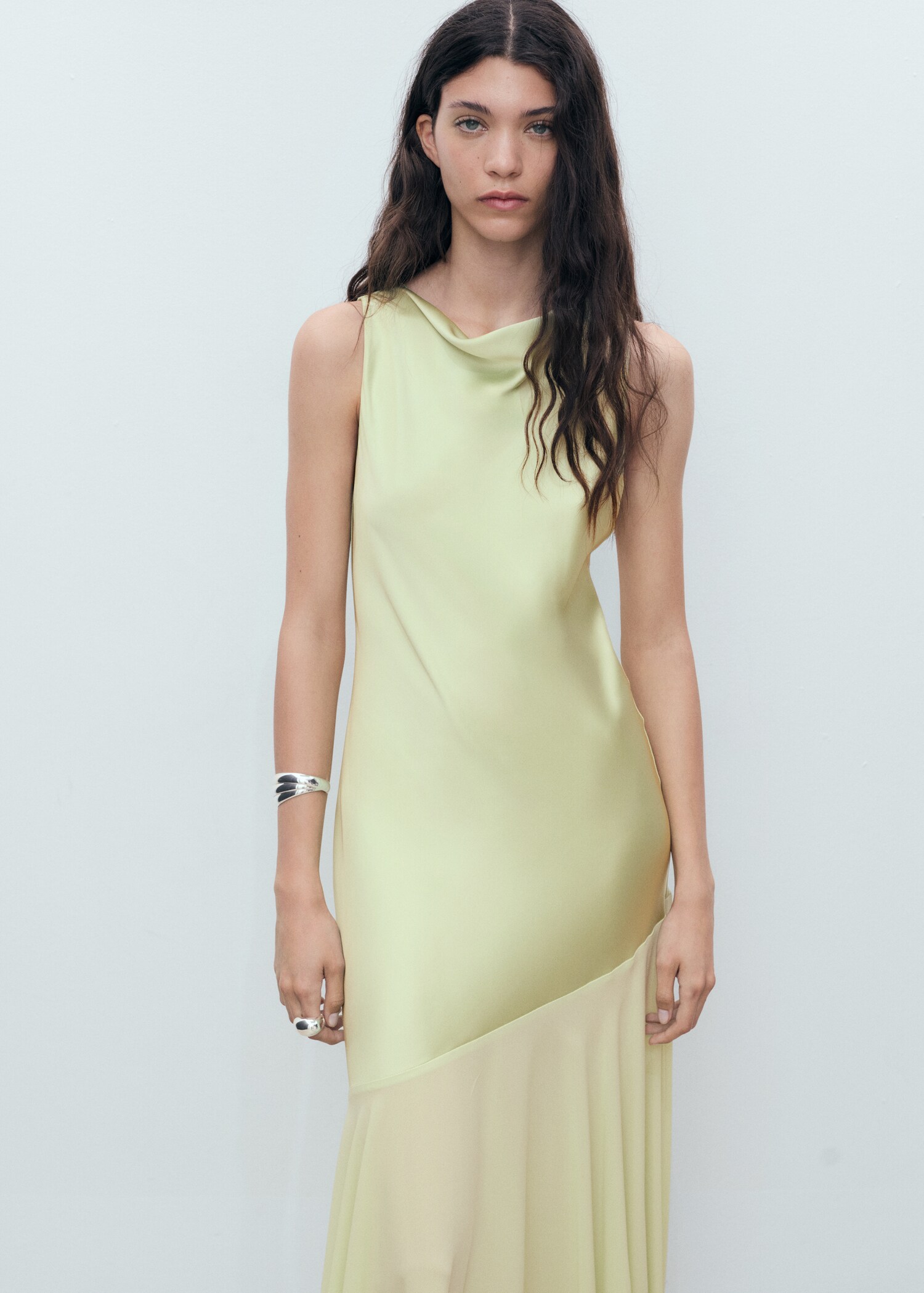 Robe combinée coupe asymétrique - Plan moyen