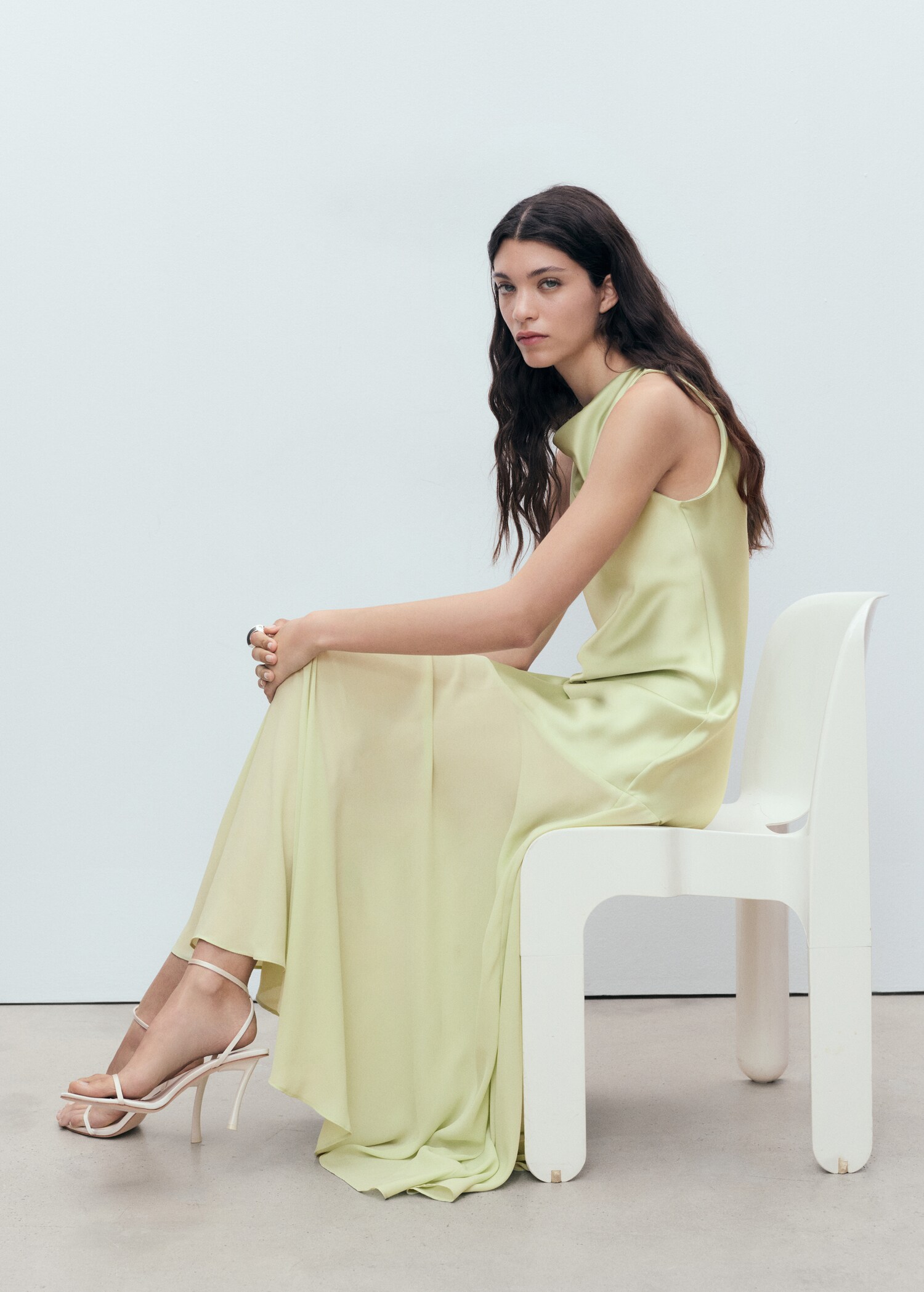 Kombiniertes Kleid mit asymmetrischem Schnitt - Detail des Artikels 2