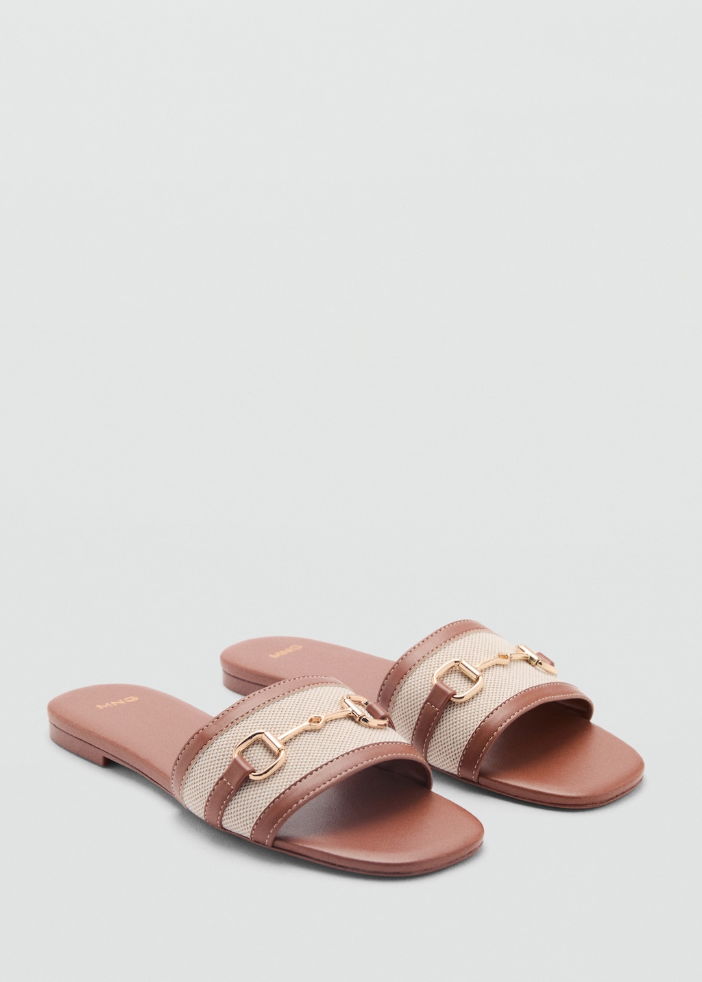 Sandals with buckle strap