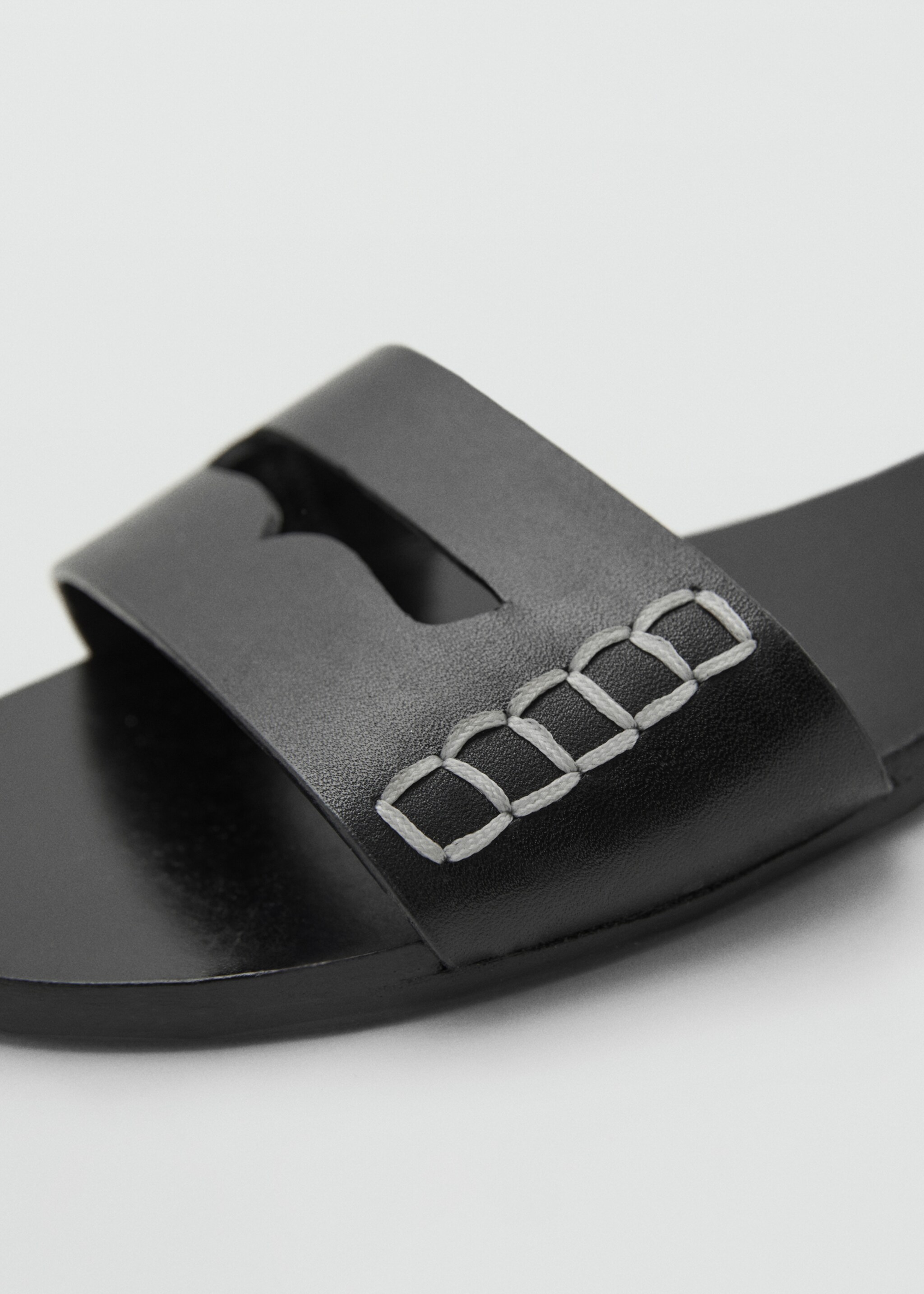 Leather sandals with a wide strap - Details of the article 3
