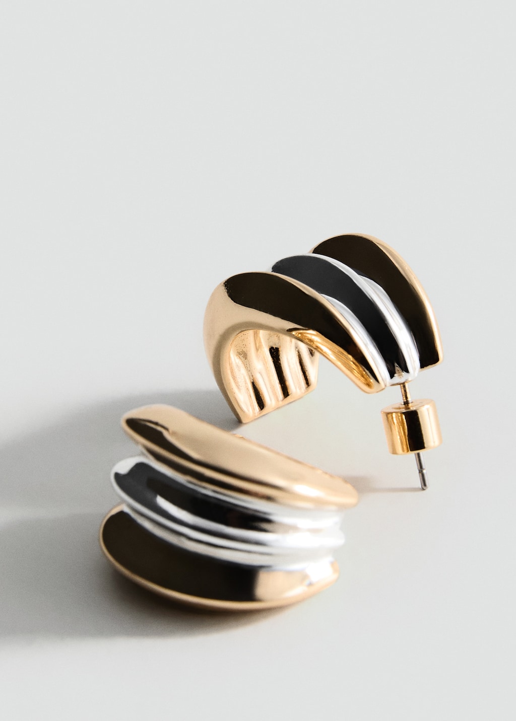 Hoop earrings with two-tone relief
