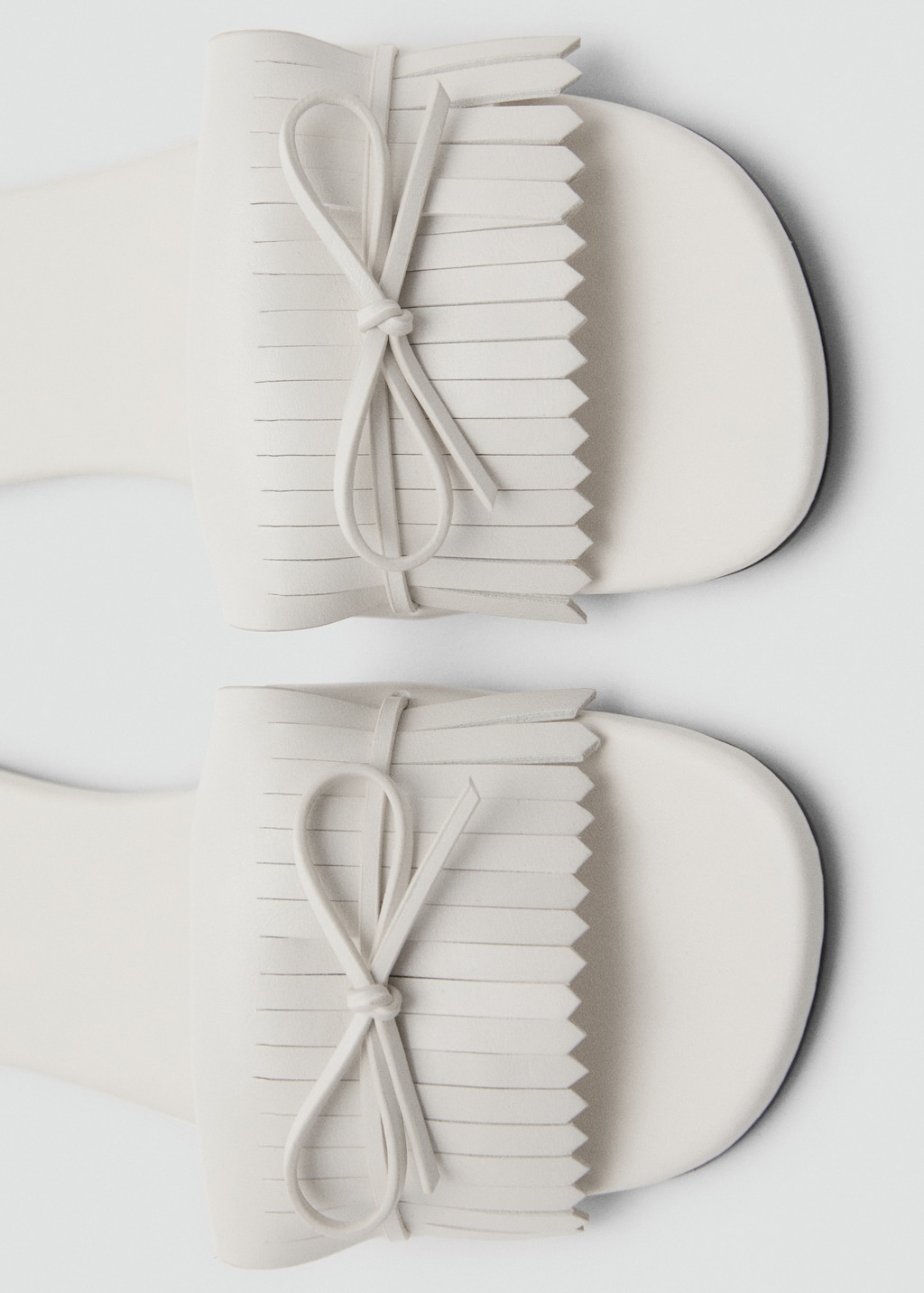Fringed sandals with bow detail