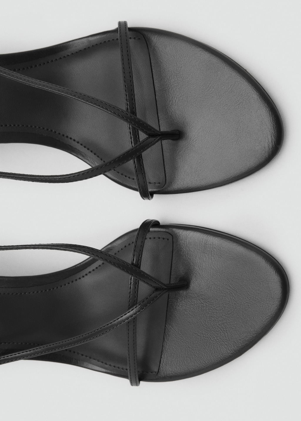 Heeled sandals with thin strap