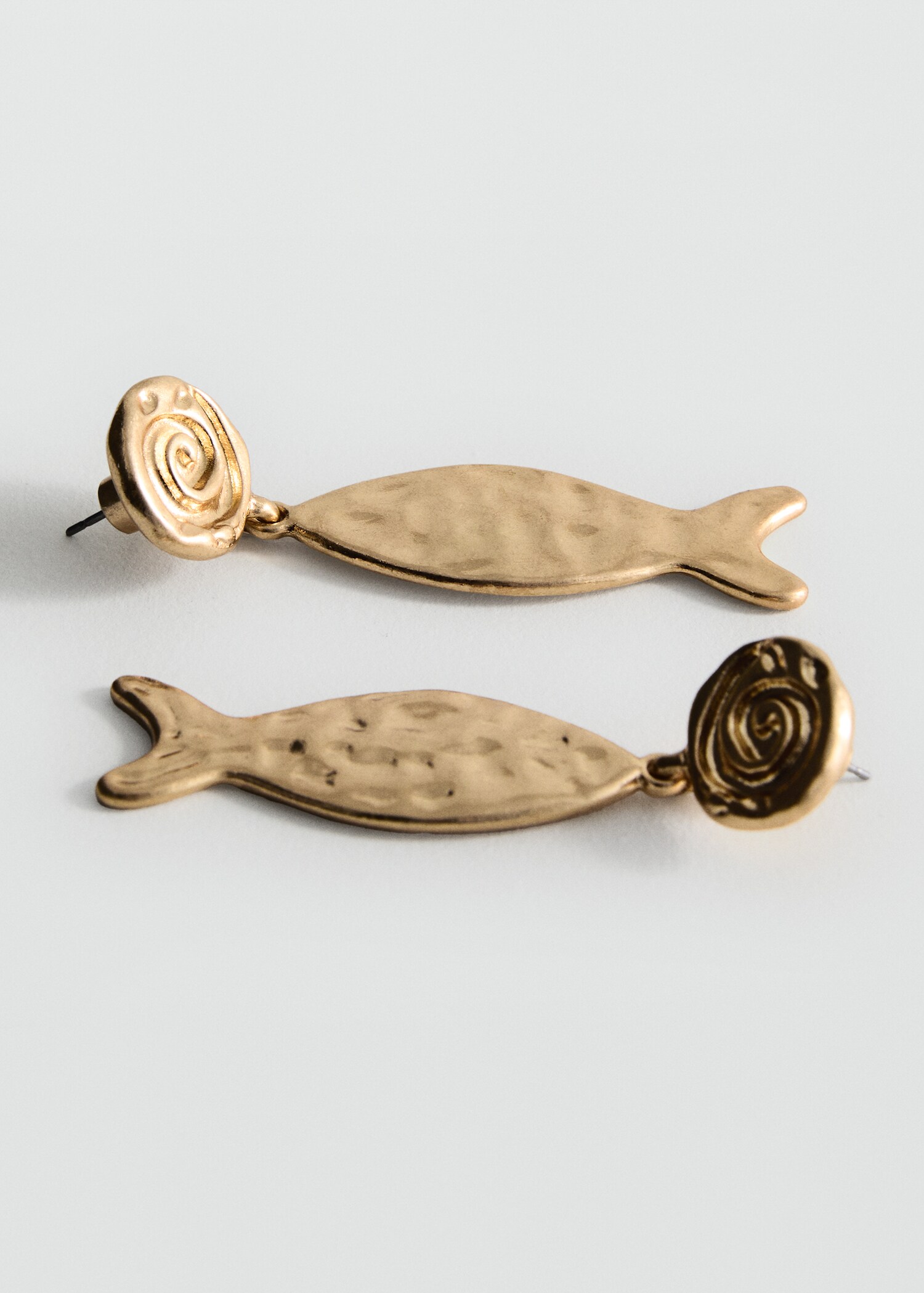 Textured fish earrings - Medium plane