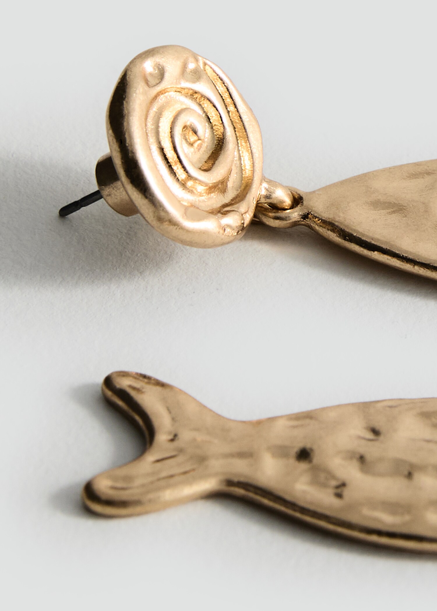 Textured fish earrings - Details of the article 1