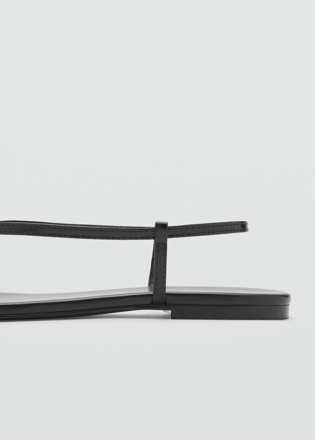 Leather sandals with strap and contrasting toe