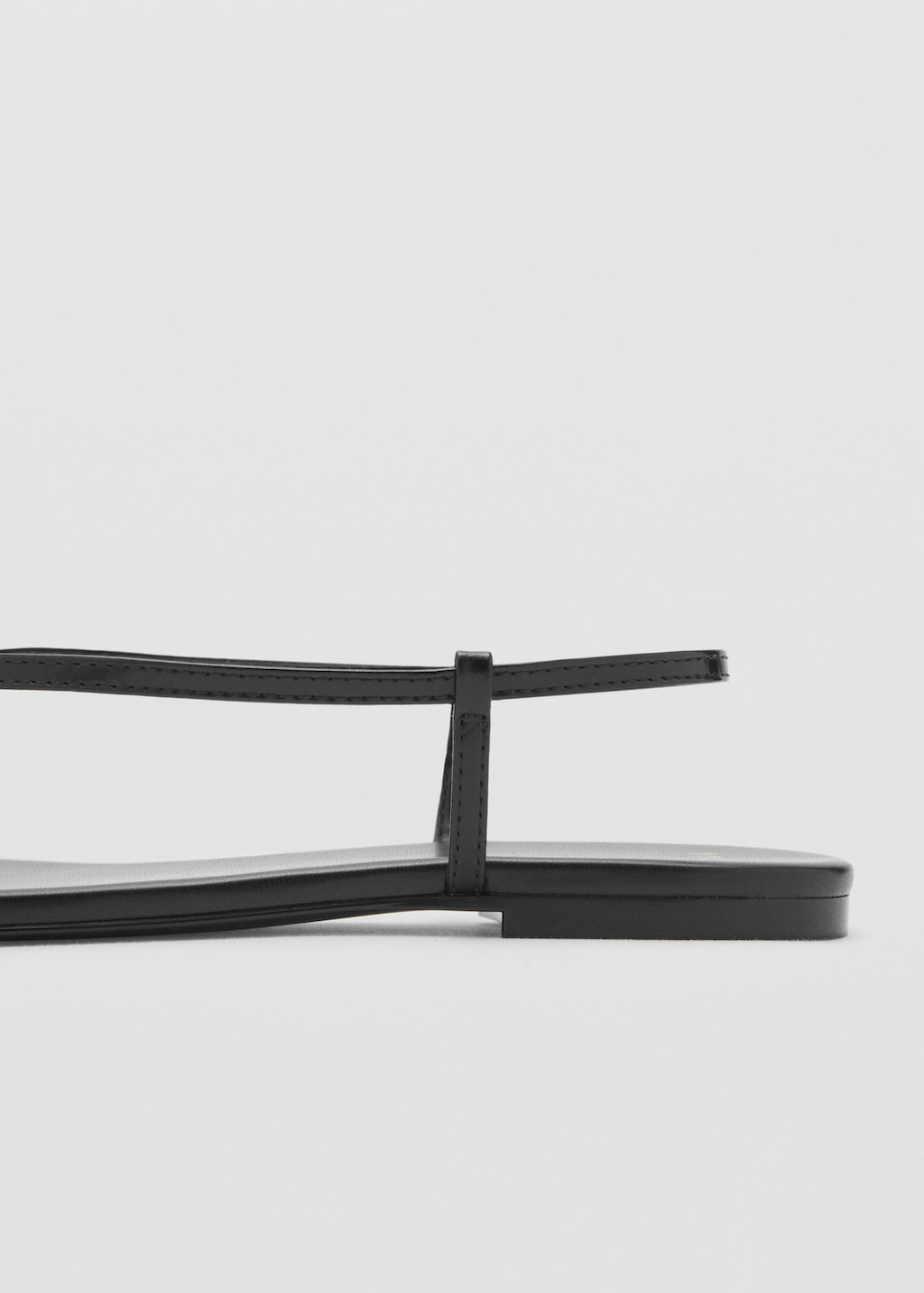 Leather sandals with strap and contrasting toe