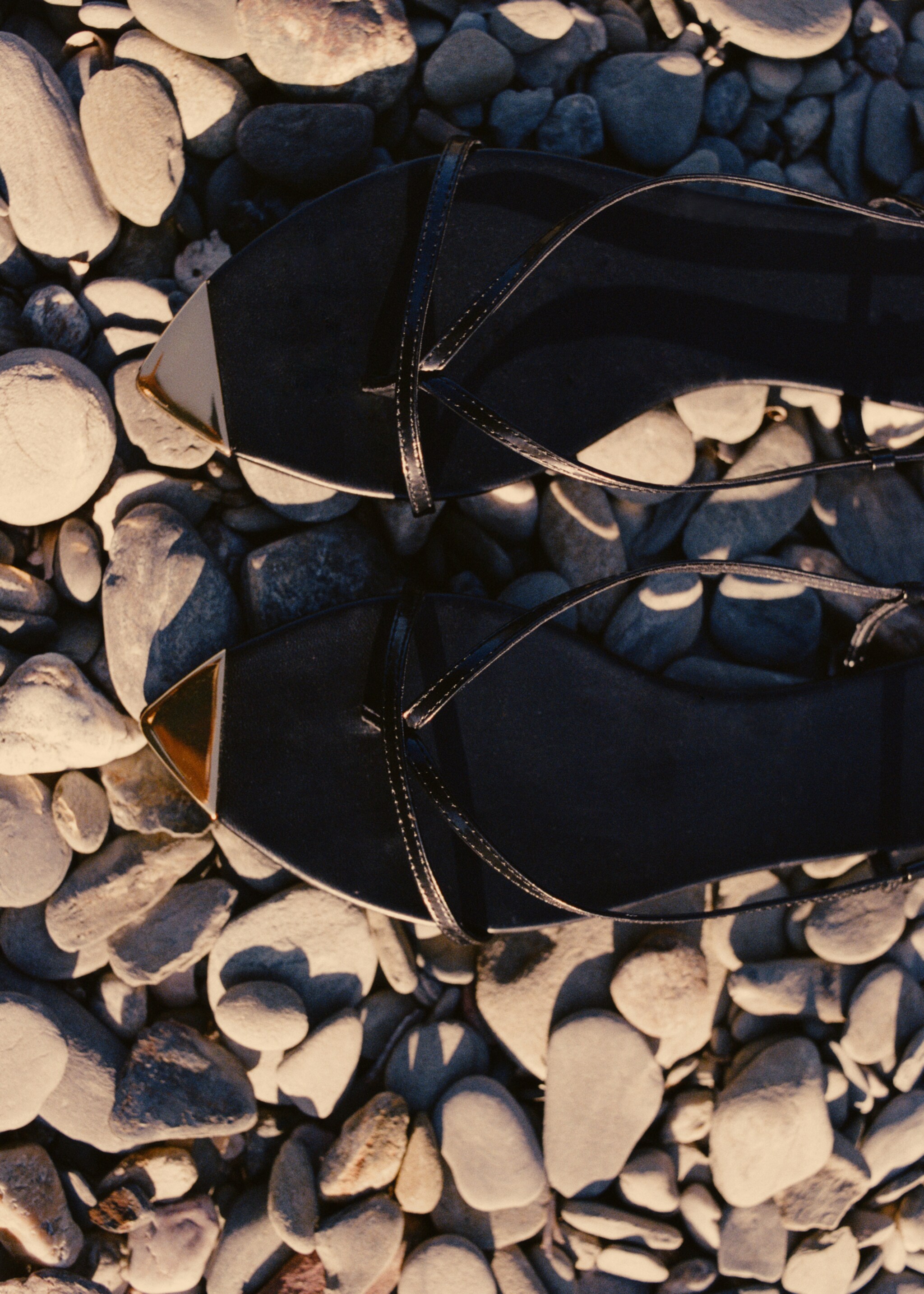Leather sandals with strap and contrasting toe - Details of the article 9