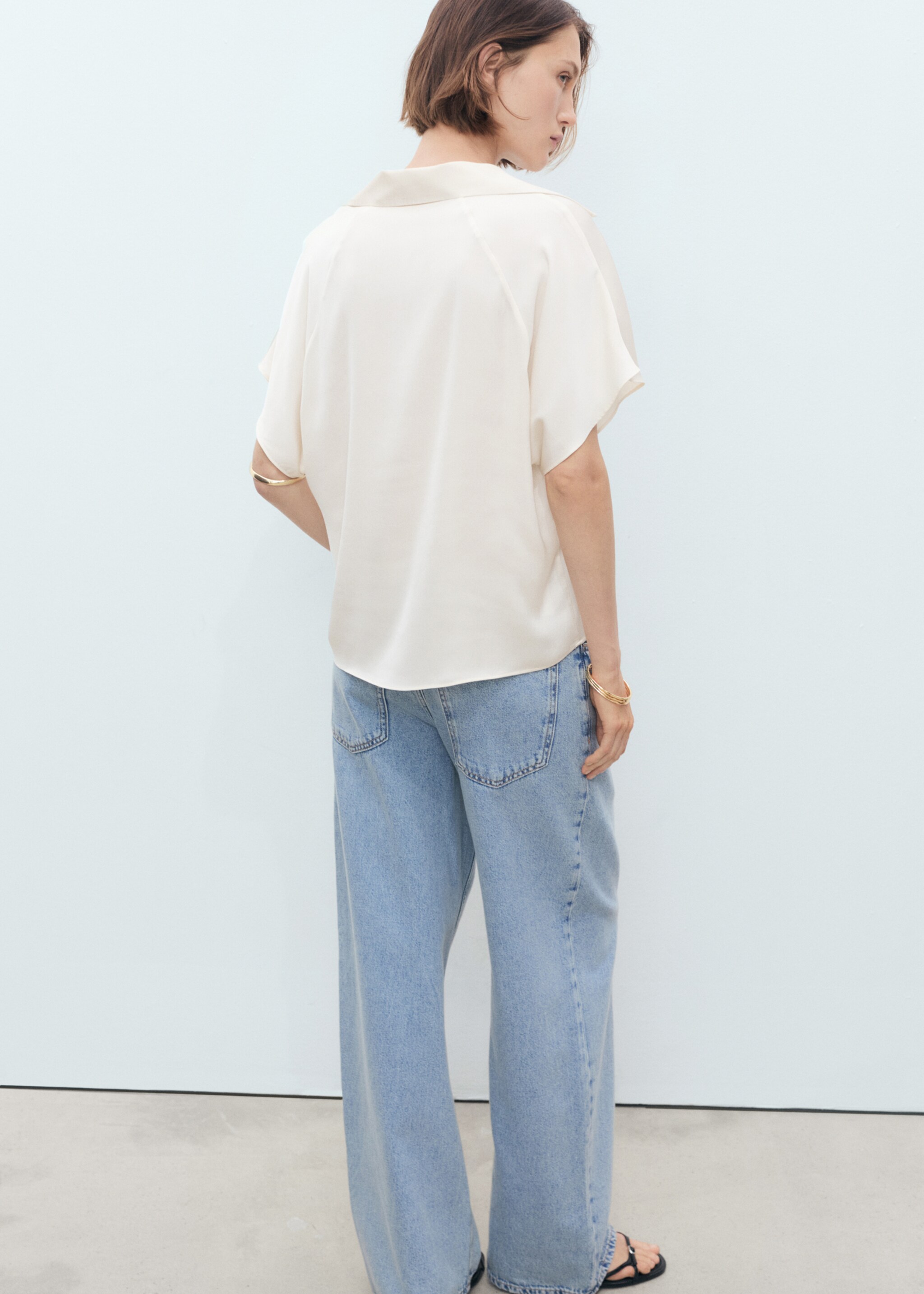 Short-sleeved satin shirt - Reverse of the article