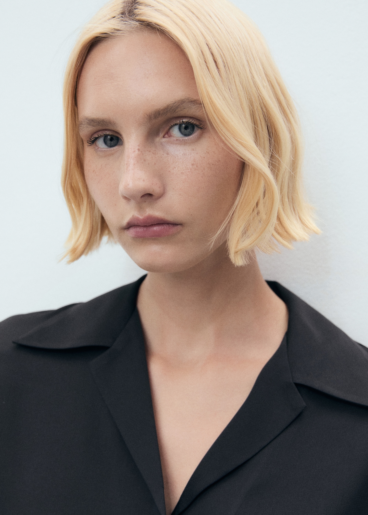 Short-sleeved satin shirt - Details of the article 1