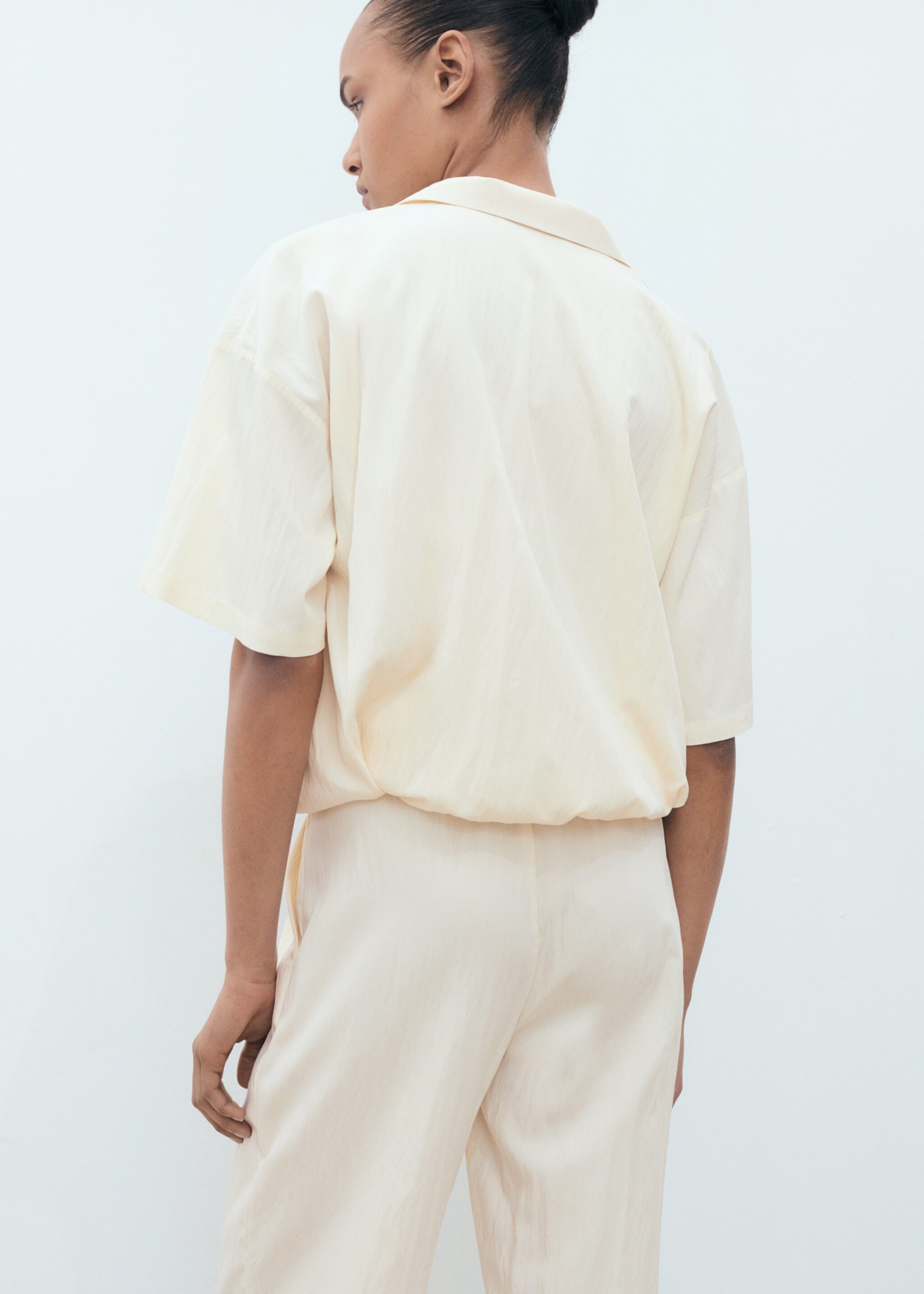 Camisa crop abullonada - Reverso del artículo