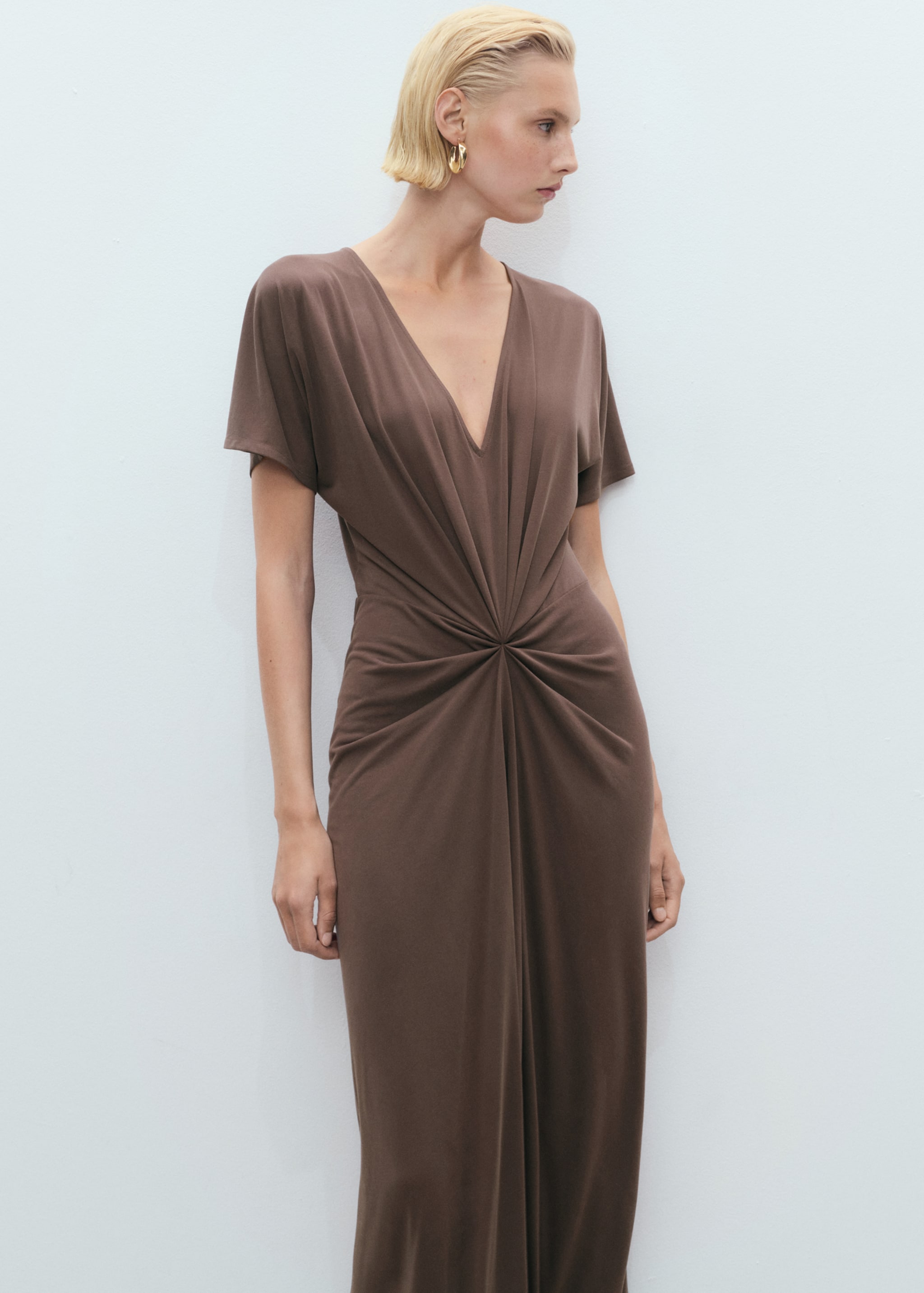 Vestido escote pico fruncido - Plano medio