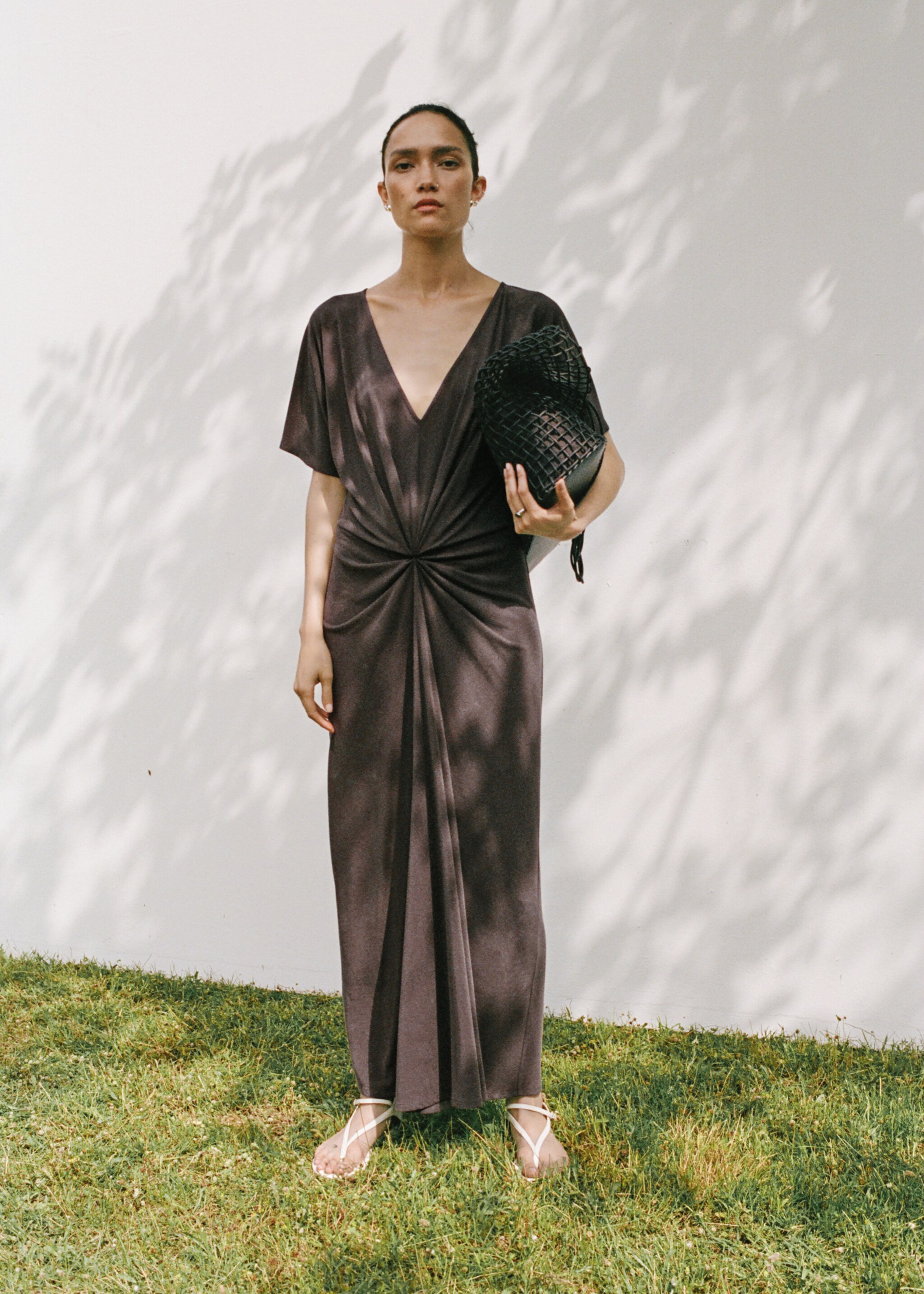 Vestido com decote em V e rufo - Pormenor do artigo 6