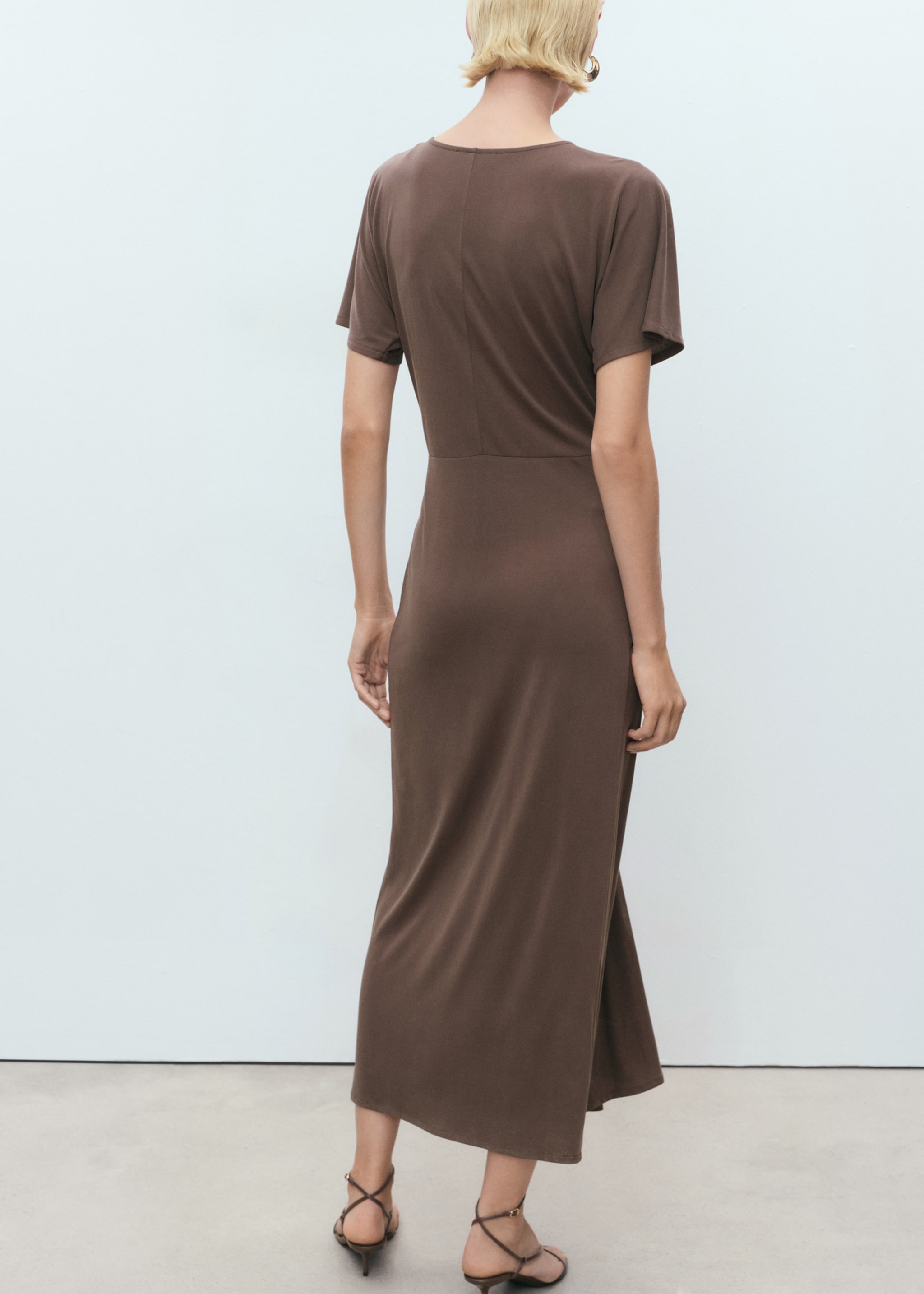 Vestido escote pico fruncido - Reverso del artículo