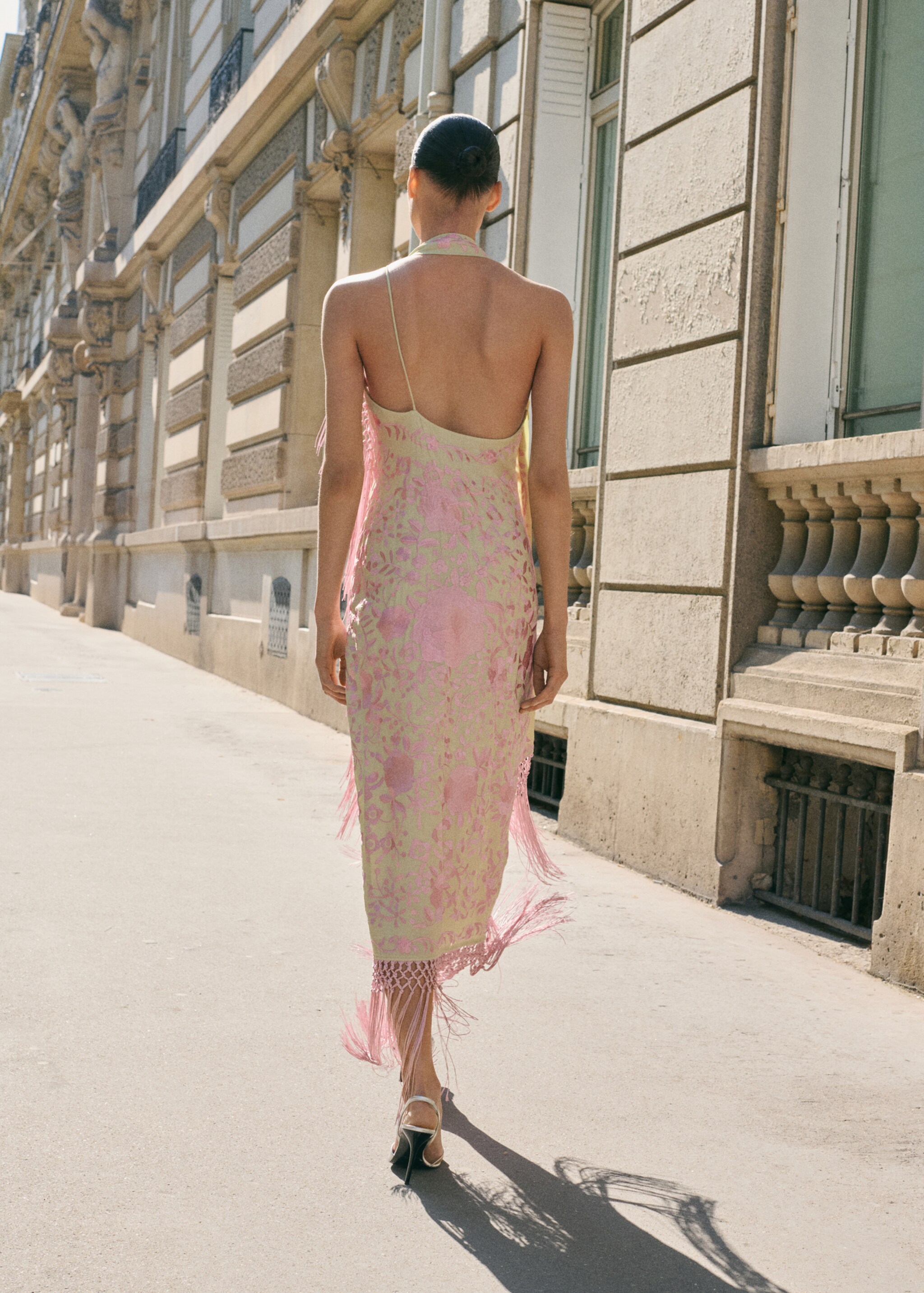 Vestido assimétrico com bordados e franjas - Verso do artigo