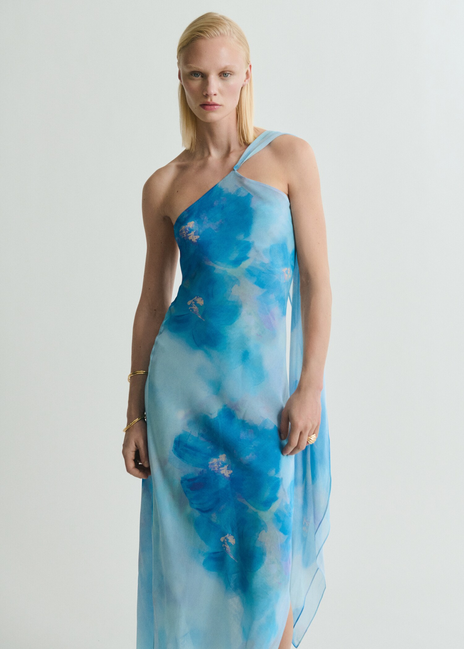 Vestido asimétrico floral fular - Plano medio