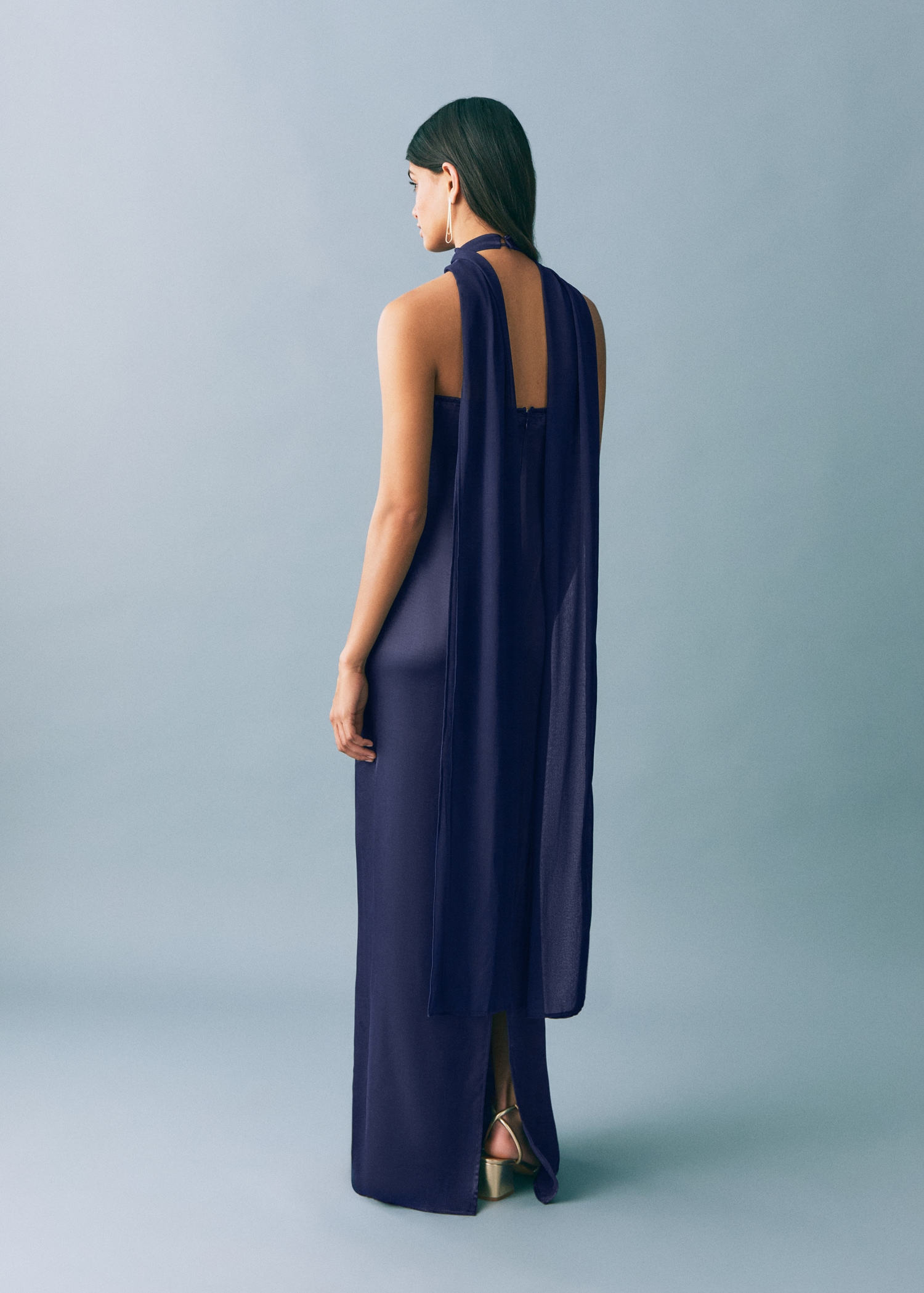 Vestido acetinado com gola halter - Verso do artigo