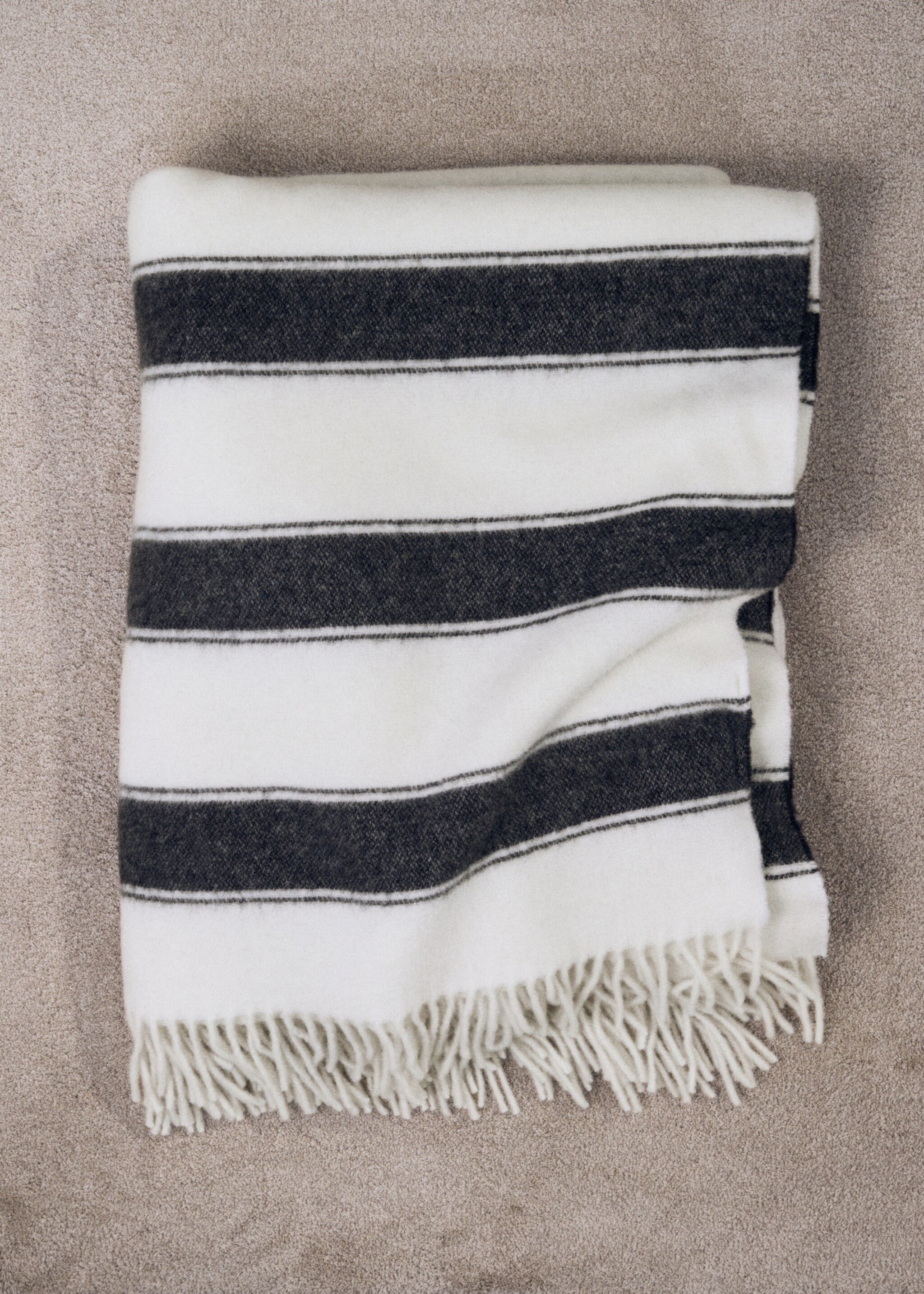Two-tone striped wool blanket - Details of the article 7, White. Ref: 17021294-00.