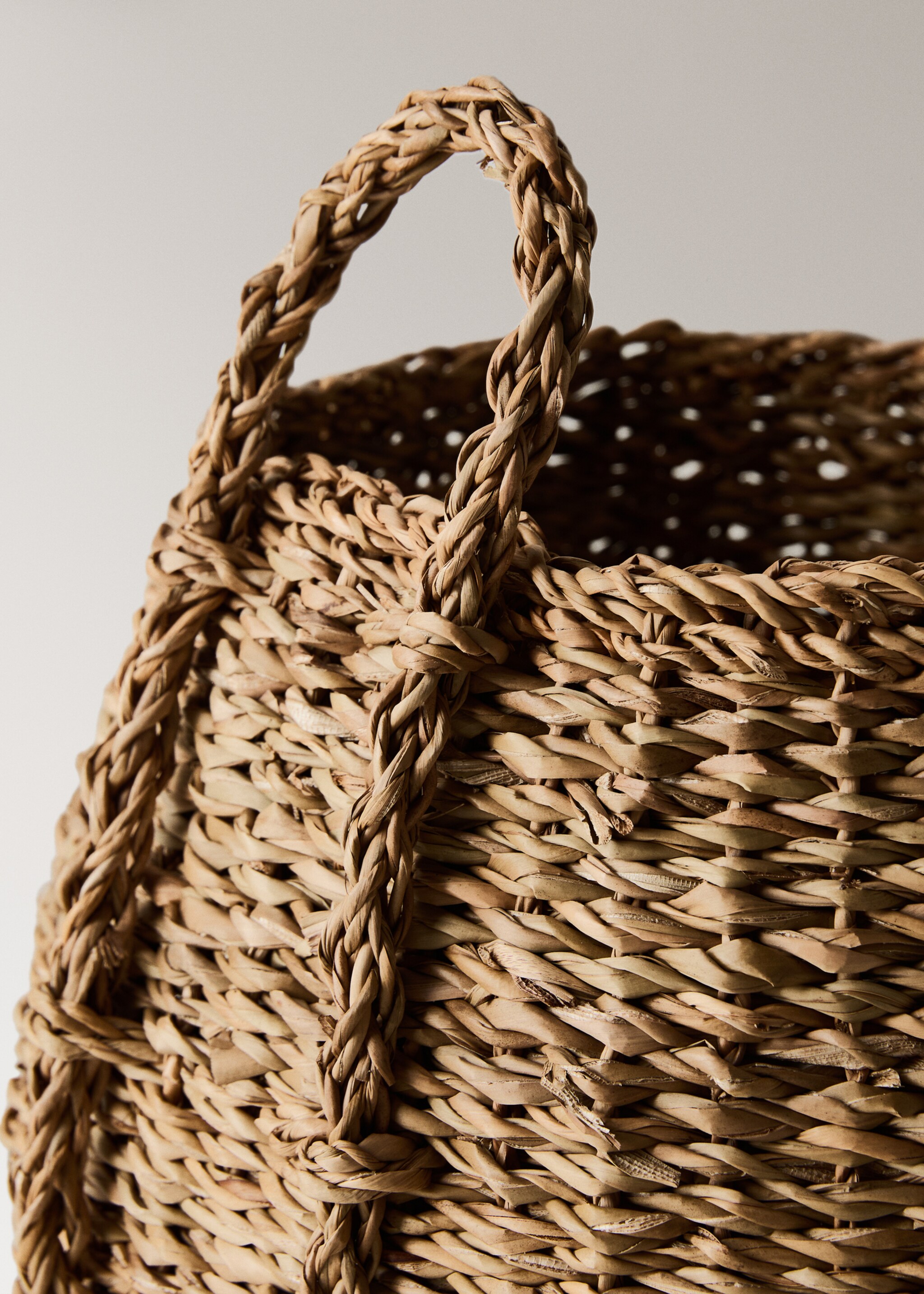 Korb aus Naturfasern mit doppeltem Griff - Detail des Artikels 1, Braun. Ref: 17021520-00.