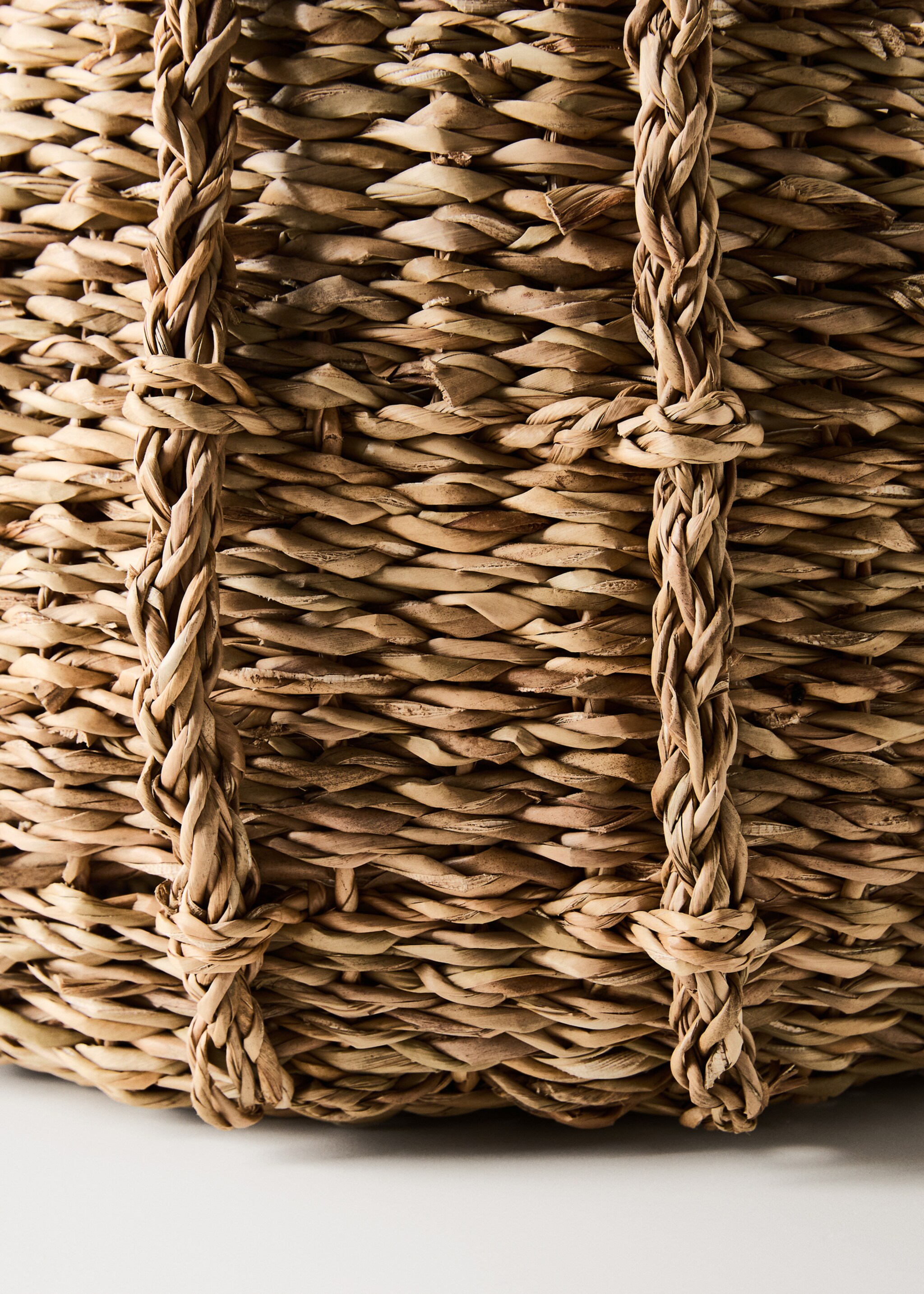 Korb aus Naturfasern mit doppeltem Griff - Detail des Artikels 2, Braun. Ref: 17021520-00.