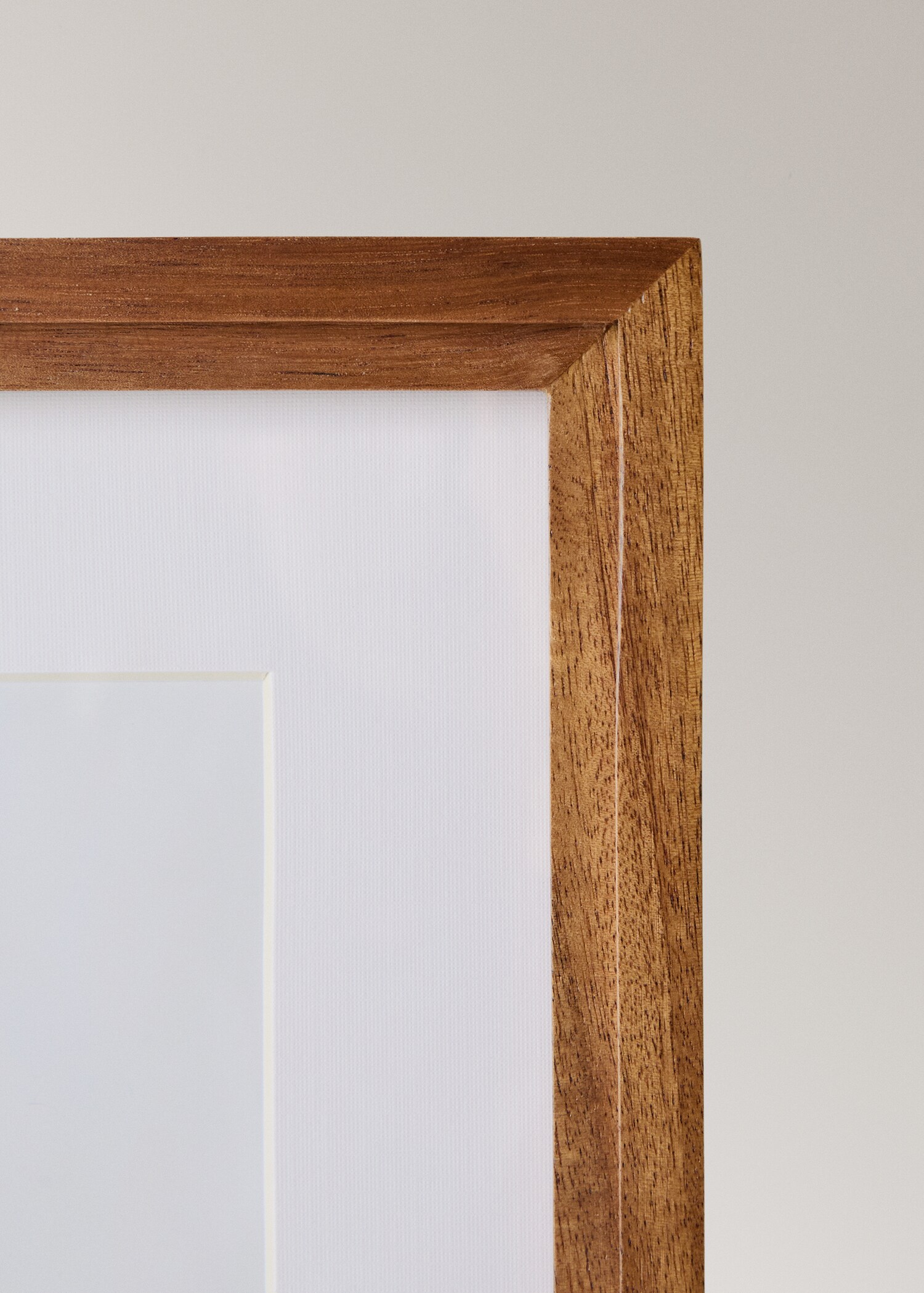 Small wooden passe-partout frame with relief - Details of the article 2