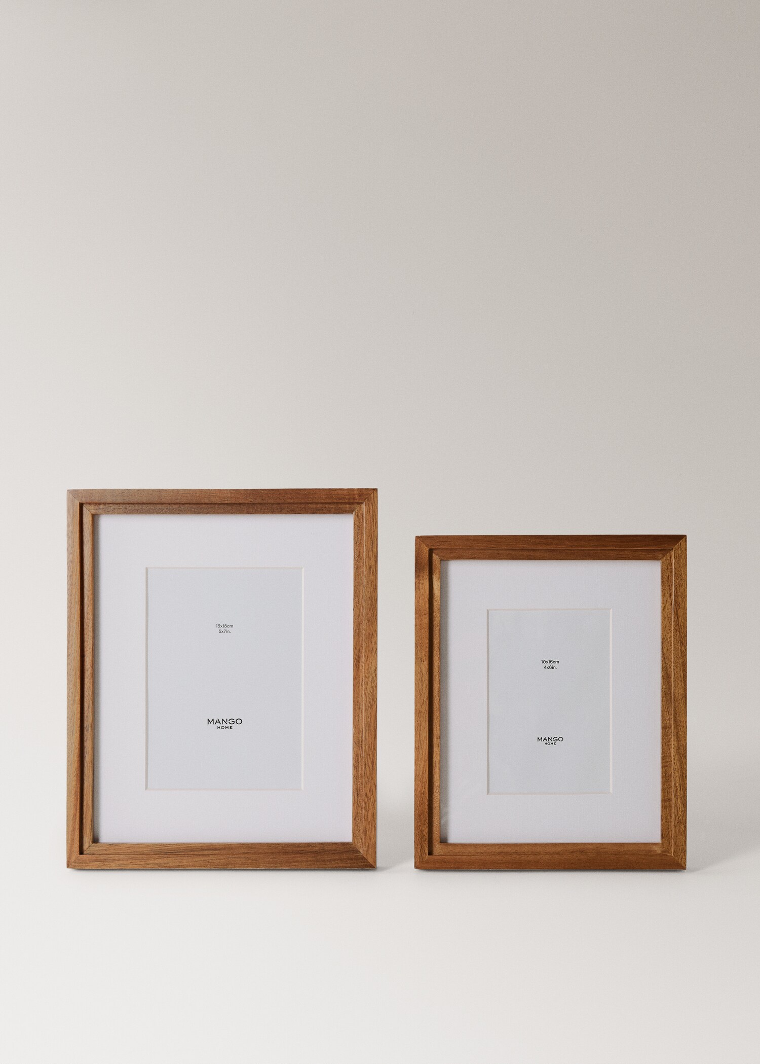Small wooden passe-partout frame with relief - Details of the article 4