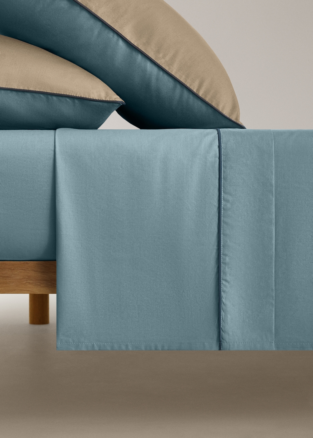 Reversible percale cotton top sheet with contrasting piping for 90 cm bed