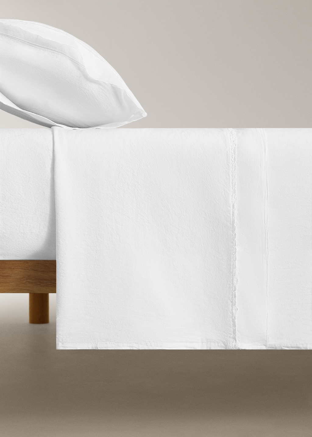 Washed cotton top sheet with lace flounces for crib