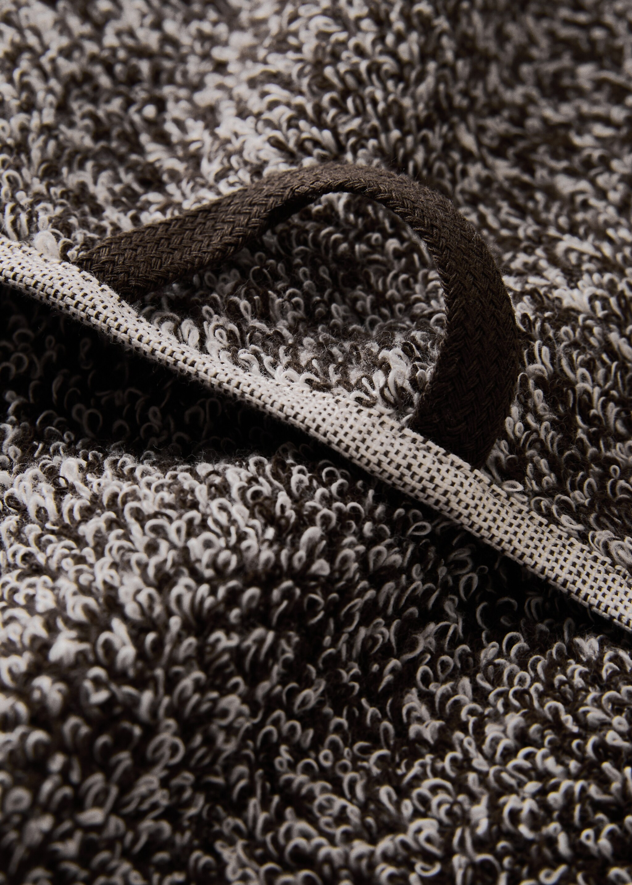 Cotton-blend two-tone washbasin towel - Details of the article 3, Chocolate. Ref: 17021594-00.