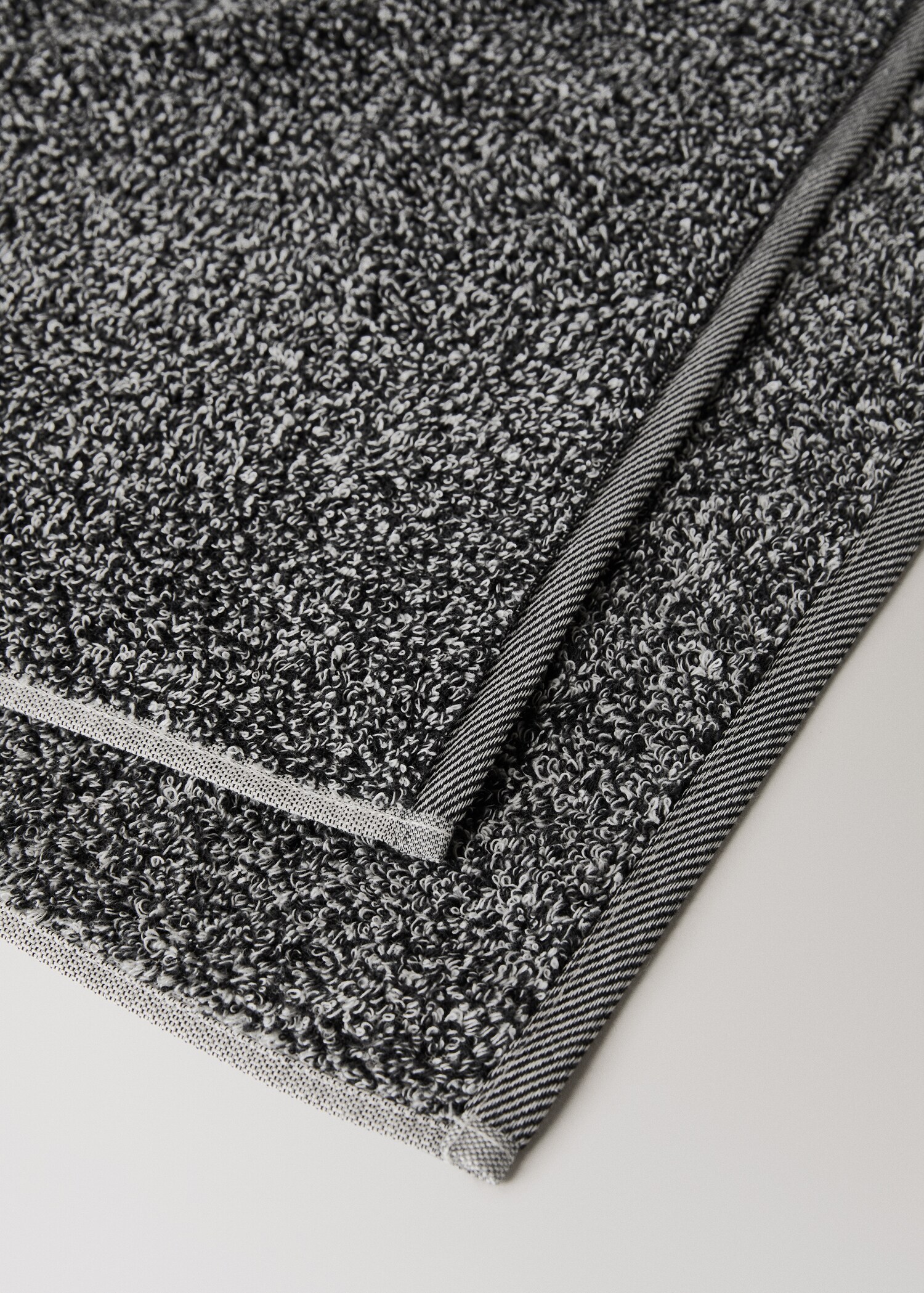 Cotton-blend two-tone washbasin towel - Details of the article 2