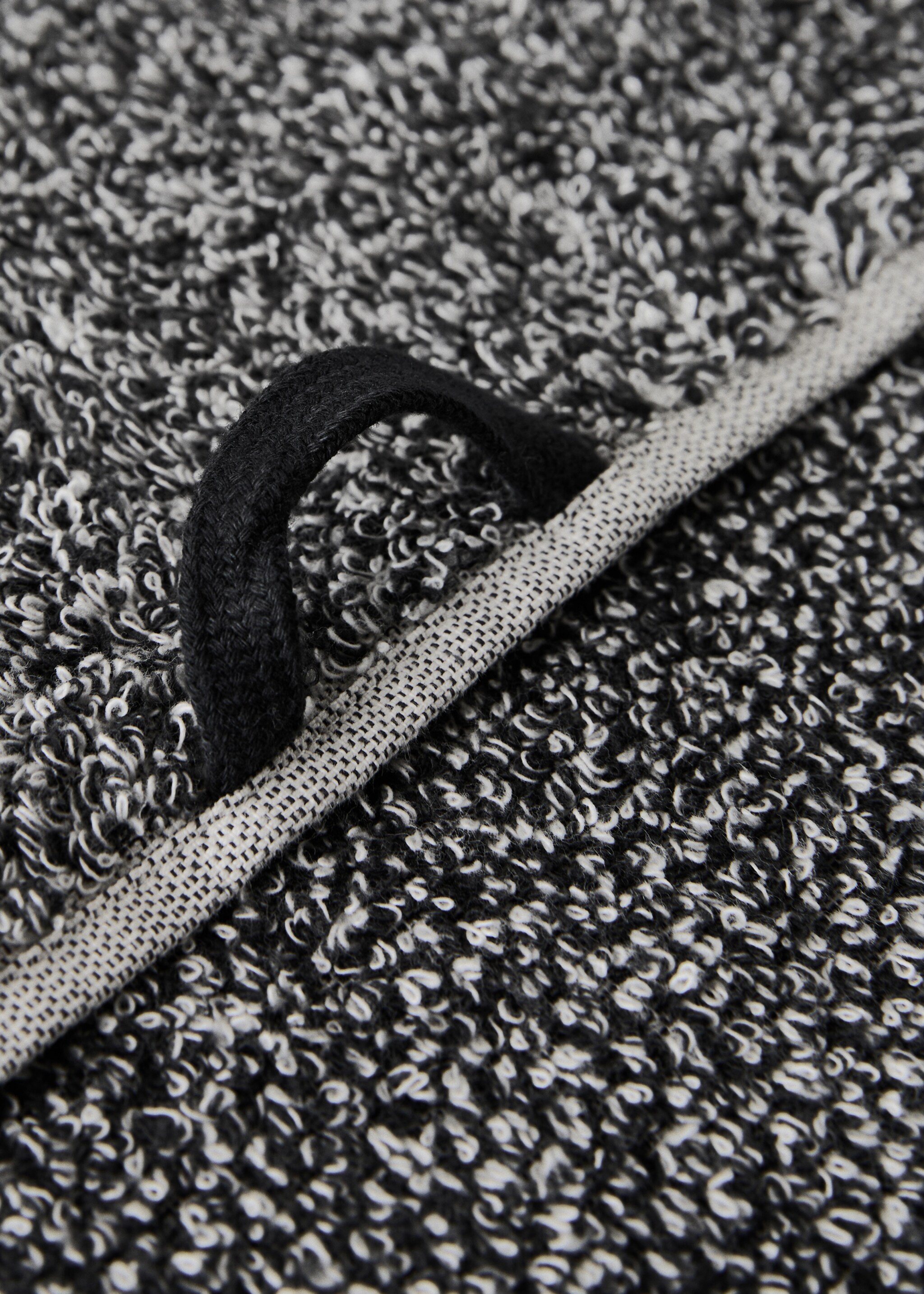 Cotton-blend two-tone washbasin towel - Details of the article 3, Black. Ref: 17021594-00.