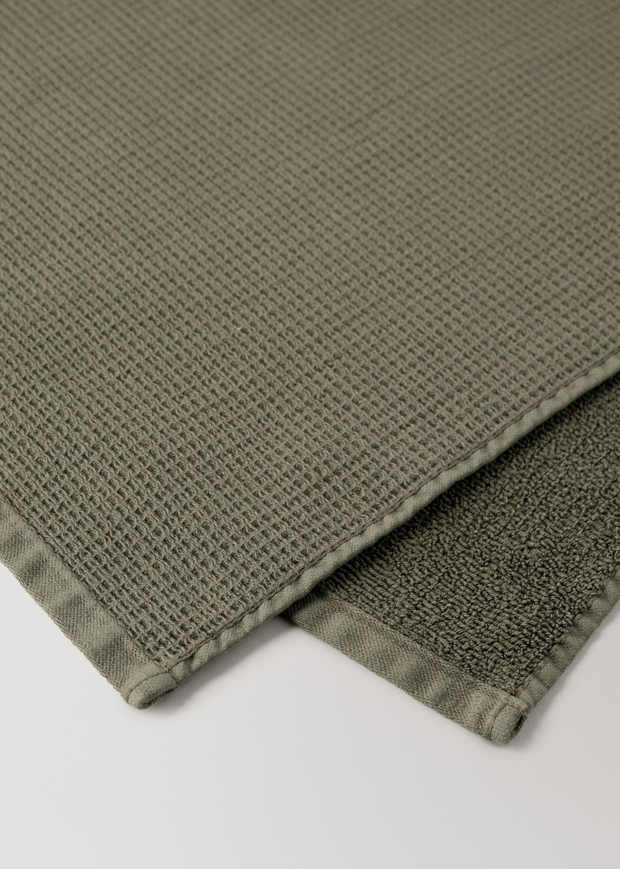 Reversible cotton washbasin towel - Details of the article 1, Olive Green. Ref: 17021600-00.