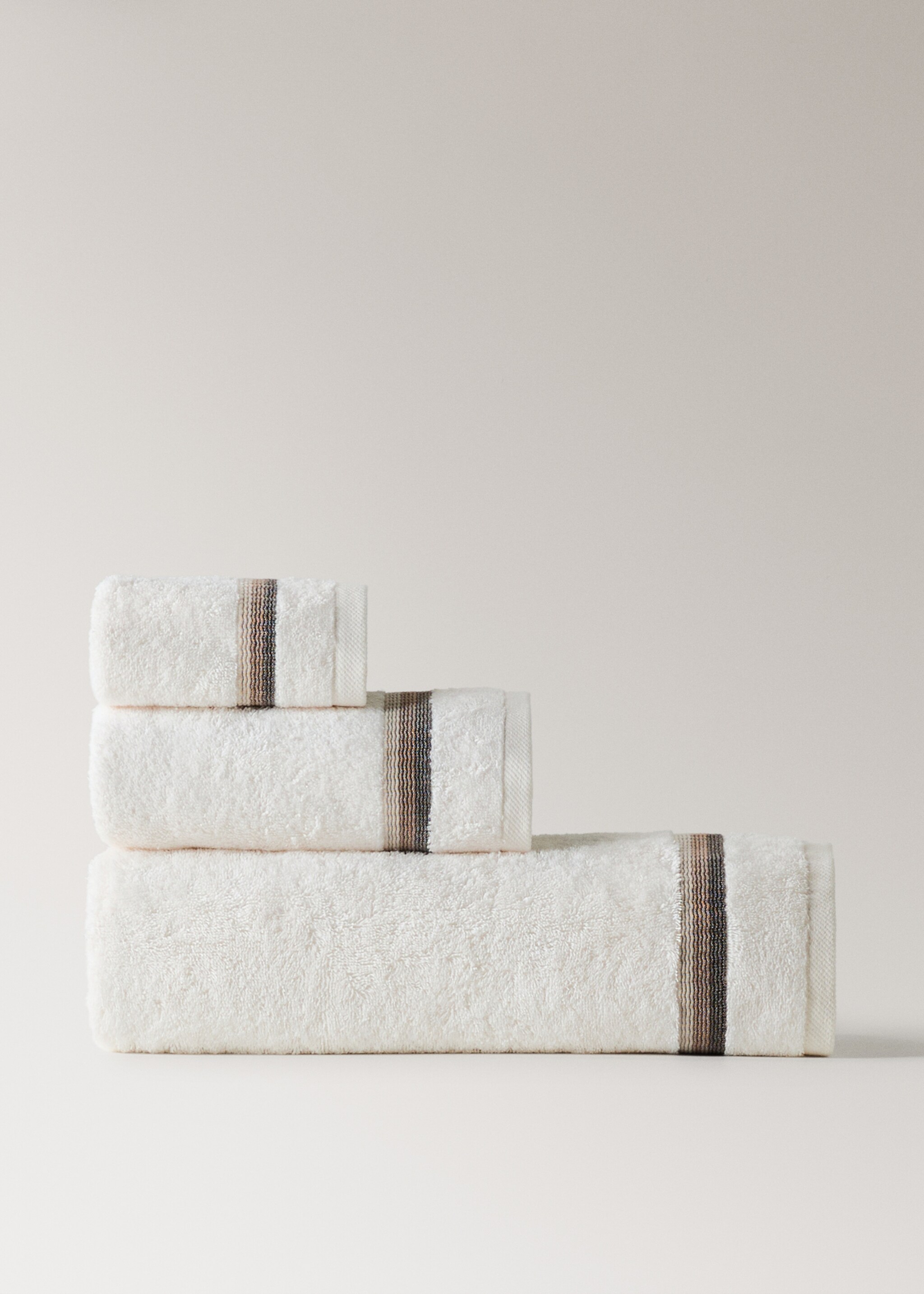 Bath towel with striped trim - Article without model, Sand. Ref: 17021602-00.