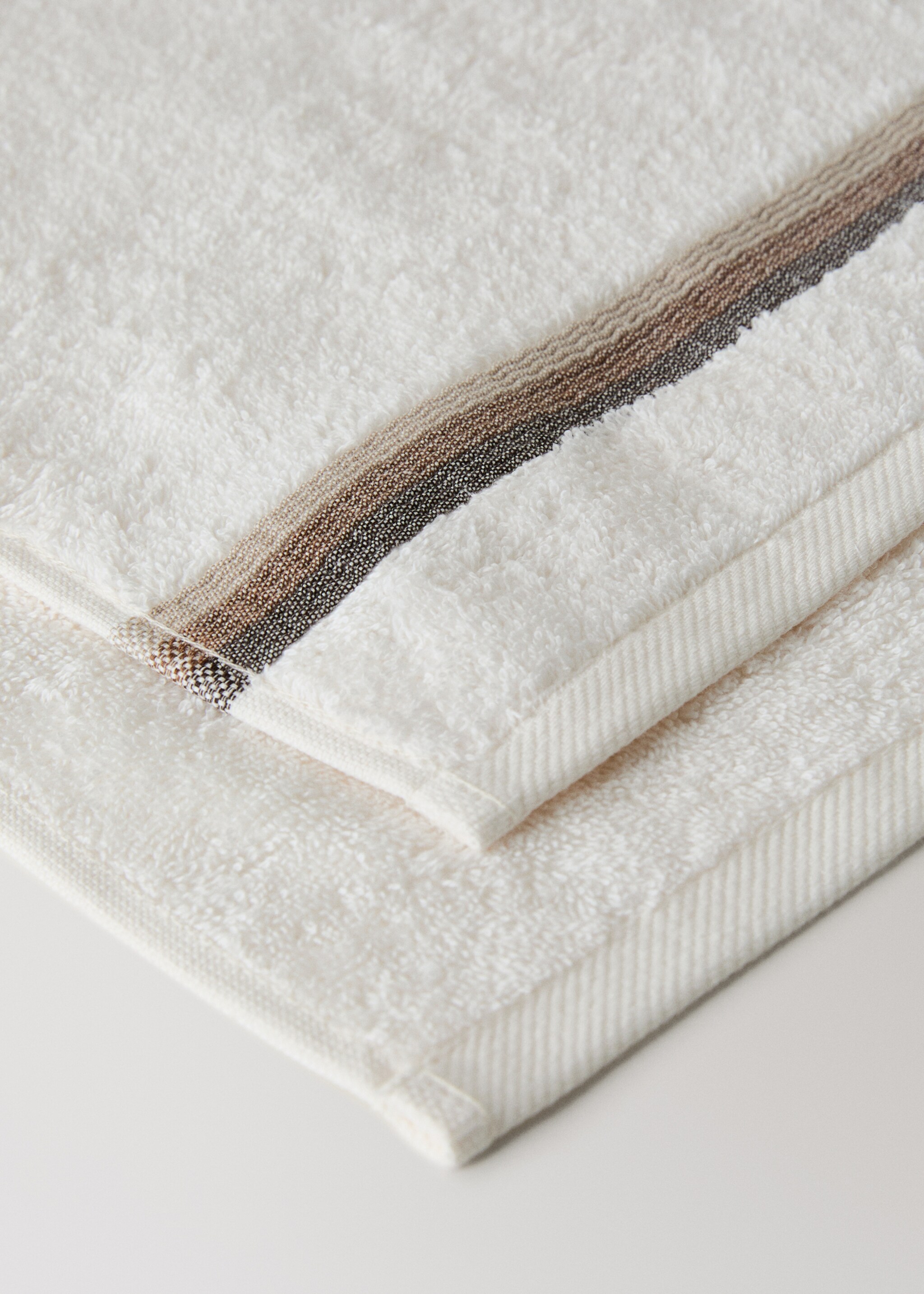 Bath towel with striped trim - Details of the article 2, Sand. Ref: 17021602-00.